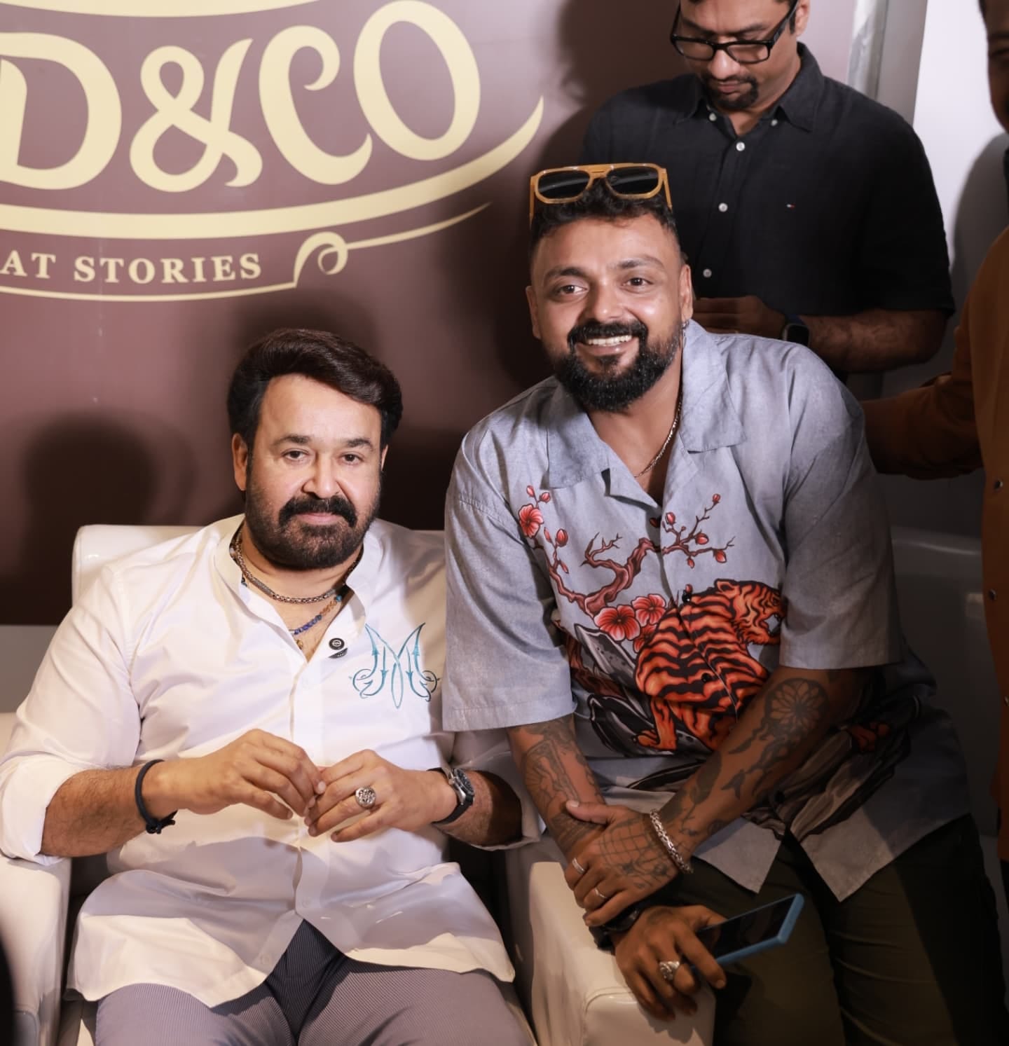 തൻ്റെ പ്രിയപ്പട്ടെ ഭക്ഷണവിഭവങ്ങളെപ്പറ്റി എഴുതിയാണ് ഒനീൽ കരിയർ ആരംഭിക്കുന്നത്. ഇത് സാവധാനം വളരെ ജനകീയമായ ഒരു ഫൂഡ് ബ്ലോഗായി മാറി. തുടർന്ന് സാബു ഫൂഡ് വ്ലോഗുകൾ ചെയ്യാനാരംഭിച്ചു. ഇതിനിടെ സ്വന്തമായി റെസ്റ്റോറൻ്റ് ആരംഭിച്ചെങ്കിലും ഇത് പൂട്ടിക്കെട്ടേണ്ടിവന്നു.