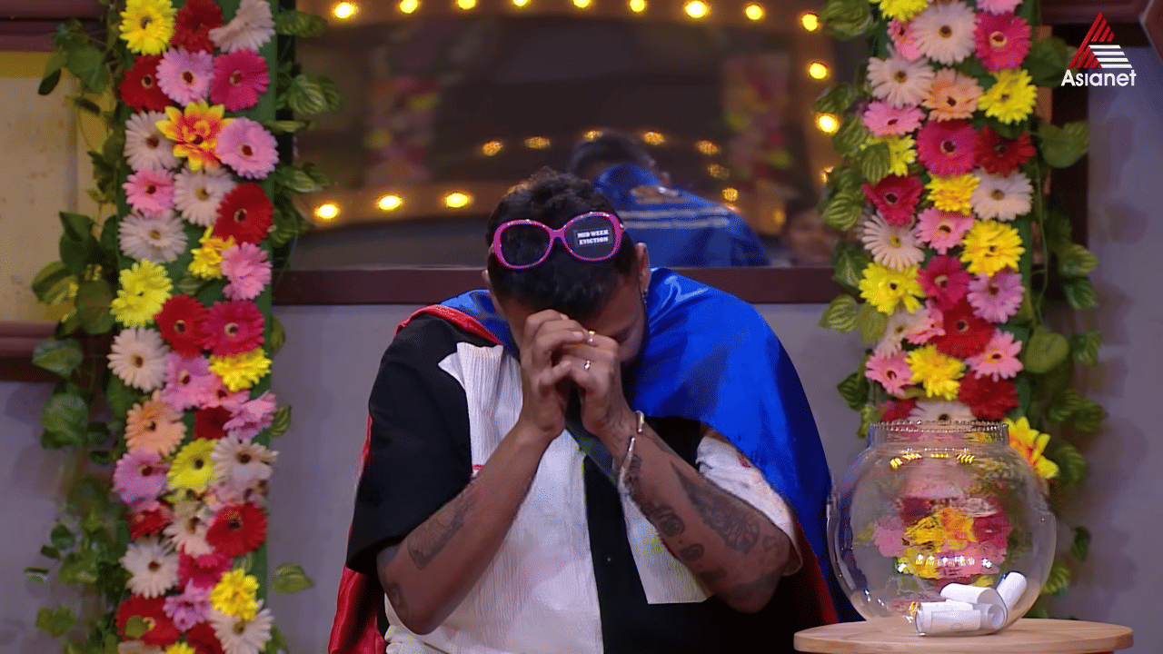 ബിഗ് ബോസിൽ സജീവമാണ് ഒനീൽ സാബു. ഒണിയൻ എന്നും ഒനീൻ എന്നുമൊക്കെ ഹൗസ്മേറ്റ്സ് തെറ്റിദ്ധരിച്ച് വിളിച്ചിരുന്ന ഒനീൽ സാബുചിന് ഏറെ പ്രത്യേകതകളുണ്ട്. അഭിഭാഷകൻ, ഫൂഡ് ക്രിട്ടിക്, കളിനറി ആന്ത്രപോളജിസ്റ്റ് തുടങ്ങി വിവിധ മേഖലകളിൽ സാബു വ്യക്തിമുദ്ര പതിപ്പിച്ചിട്ടുണ്ട്. (Screengrab)
