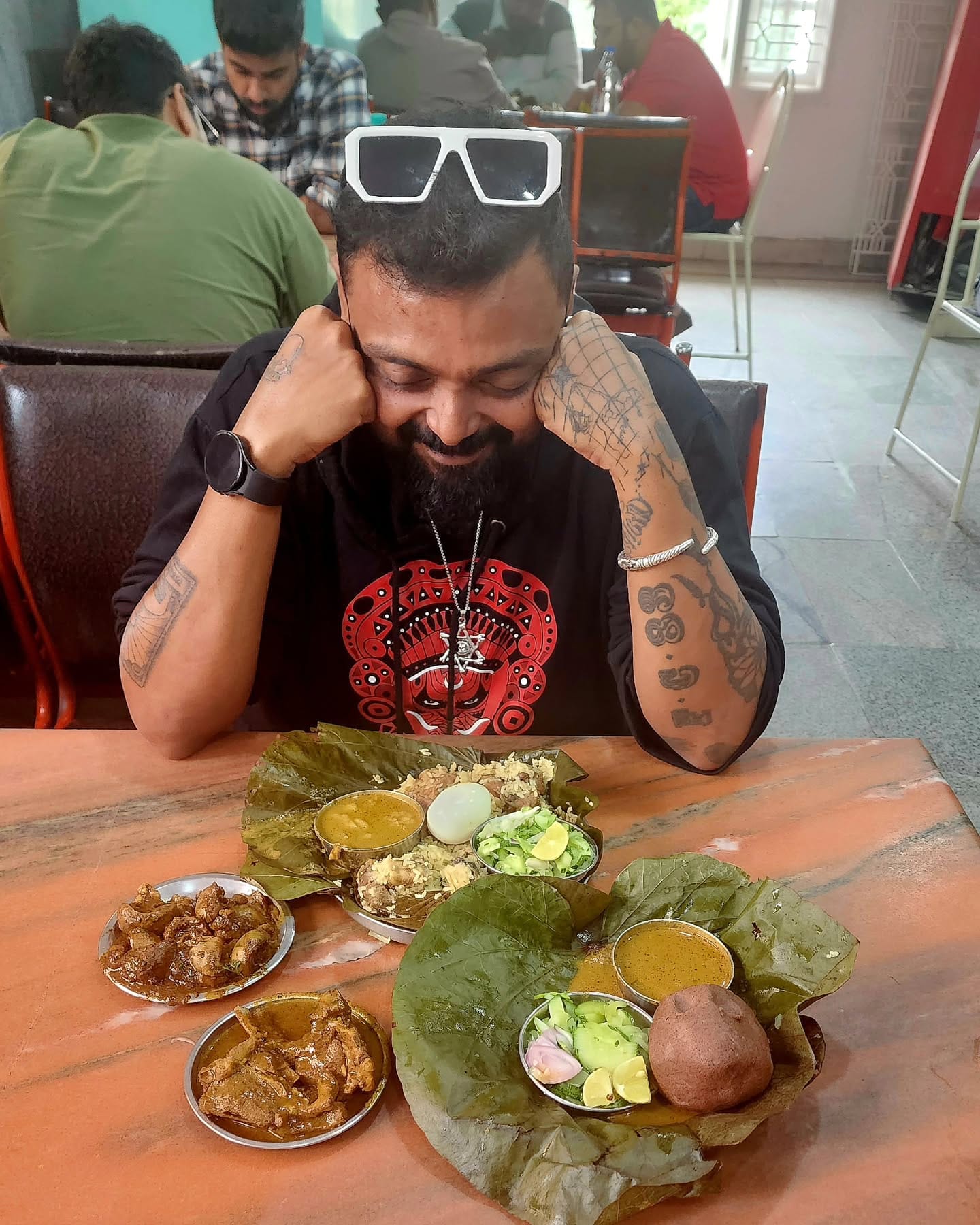 ഫോർട്ട് കൊച്ചി സ്വദേശിയാണ് ഒനീൽ സാബു. മാരിടൈം ലോയിൽ യുകെയിലെ സതാംപ്ടണിൽ നിന്ന് എൽഎൽഎം ബിരുദം നേടിയ സാബു 10 വർഷത്തോളം അഭിഭാഷകനായി ജോലി ചെയ്തു. 2017ലാണ് അഭിഭാഷക കരിയർ അവസാനിപ്പിച്ച് ഭക്ഷണമേഖലയിലേക്ക് തിരിയാൻ സാബു തീരുമാനിക്കുന്നത്.