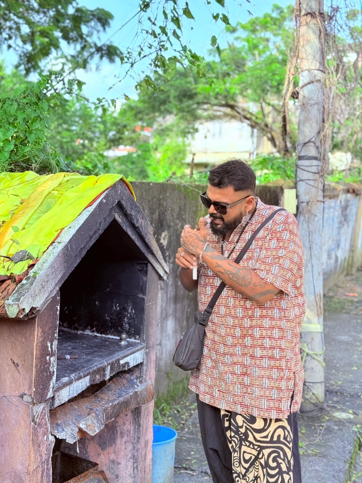 കേരളത്തിലെ ഏറ്റവും വലിയ ഓൺലൈൻ ഫൂഡ് കമ്മ്യൂണിറ്റിയായ ഈറ്റ് കൊച്ചി ഈറ്റിൻ്റെ ഫൗണ്ടർമാരിൽ ഒരാളാണ് ഒനീൽ. ഭക്ഷണത്തിനൊപ്പം അതിൻ്റെ ചരിത്രവും സംസ്കാരവും തൻ്റെ വ്ലോഗുകളിലൂടെ അദ്ദേഹം പറയാനാരംഭിച്ചു. അങ്ങനെയാണ് സാബു കളിനറി ആന്ത്രപോളജിസ്റ്റ് ആവുന്നത്.