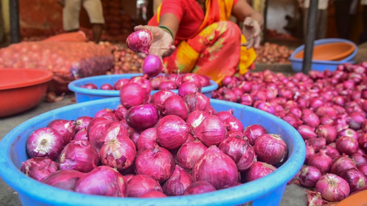 എണ്ണ വില നമ്മുടെ പല ഇഷ്ടഭക്ഷണങ്ങളോടും നോ പറയാനും പഠിപ്പിച്ചിരിക്കുന്നു. എന്നാല് നിങ്ങള്ക്ക് ഏറെ ഇഷ്ടമുള്ള ബിരിയാണി ഉണ്ടാക്കാന് ഒട്ടും വേണ്ടെന്ന് ആണെങ്കിലോ? ബിരിയാണി ഉണ്ടാക്കുമ്പോള് ഏറ്റവും കൂടുതല് എണ്ണ ആവശ്യമായി വരുന്നത് സവാള വറുത്തെടുക്കാനാണ്. എന്നാല് എണ്ണയില്ലാതെയും സവാള വറുക്കാം.