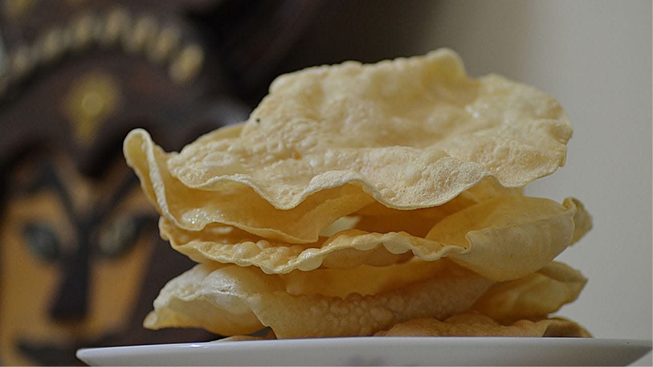 പപ്പടത്തിന്റെ പ്രധാന ചേരുവ ഉഴുന്നാണ്. എന്നാൽ, ഉഴുന്നിന് പകരം മൈദ ഉപയോ​ഗിച്ച് പപ്പടം ഉണ്ടാക്കുന്ന രീതി ഇപ്പോള്‍ വ്യാപകമാണ്. ഇത് ദഹന വ്യവസ്ഥയെ തന്നെ ബാധിക്കും. അസിഡിറ്റി, അൾസർ തുടങ്ങിയവയ്ക്കും ഇത് കാരണമാകും. (Image Credits: Getty Images)
