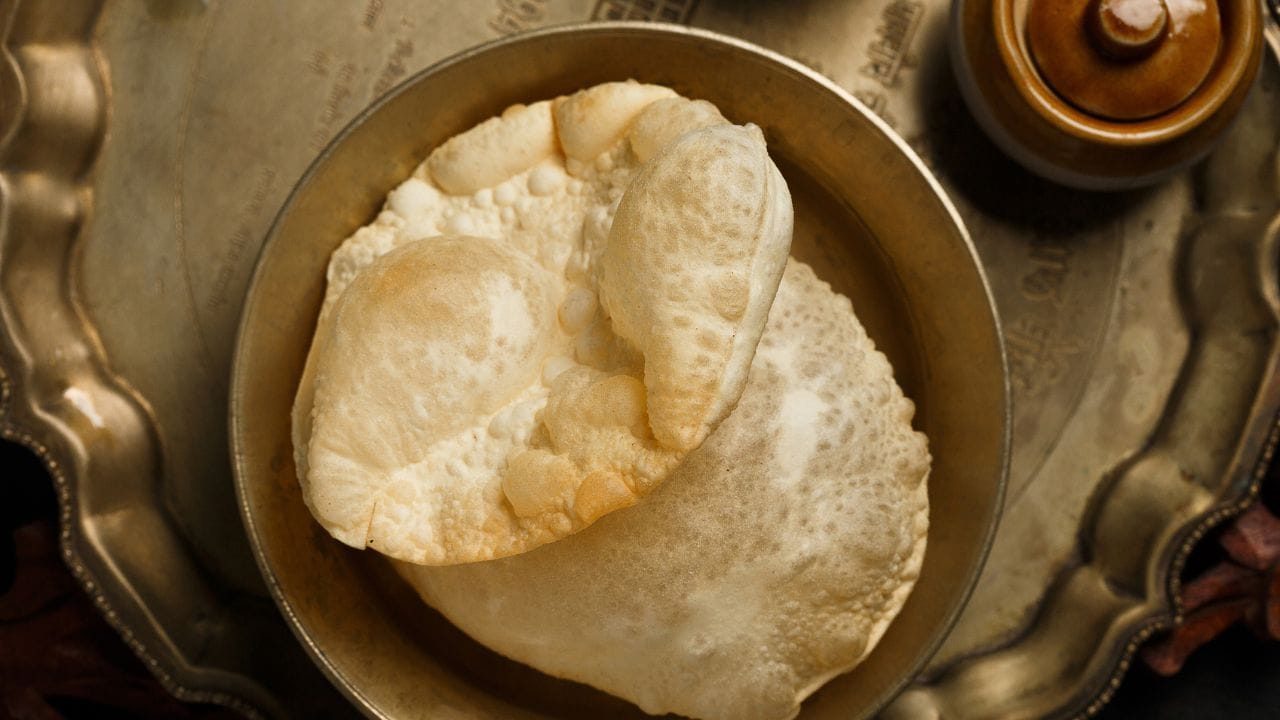 എങ്കിലും, മിതമായ അളവില്‍ പപ്പടം കഴിക്കുന്നത് കൊണ്ട് വലിയ പ്രശ്നങ്ങളില്ല. അതായത്, ഒന്നോ രണ്ടോ പപ്പടങ്ങള്‍ കഴിക്കാവുന്നതാണ്. എന്നാൽ, എന്നും പപ്പടം കഴിക്കുന്നത് ഒഴിവാക്കുക. (Image Credits: Getty Images)
