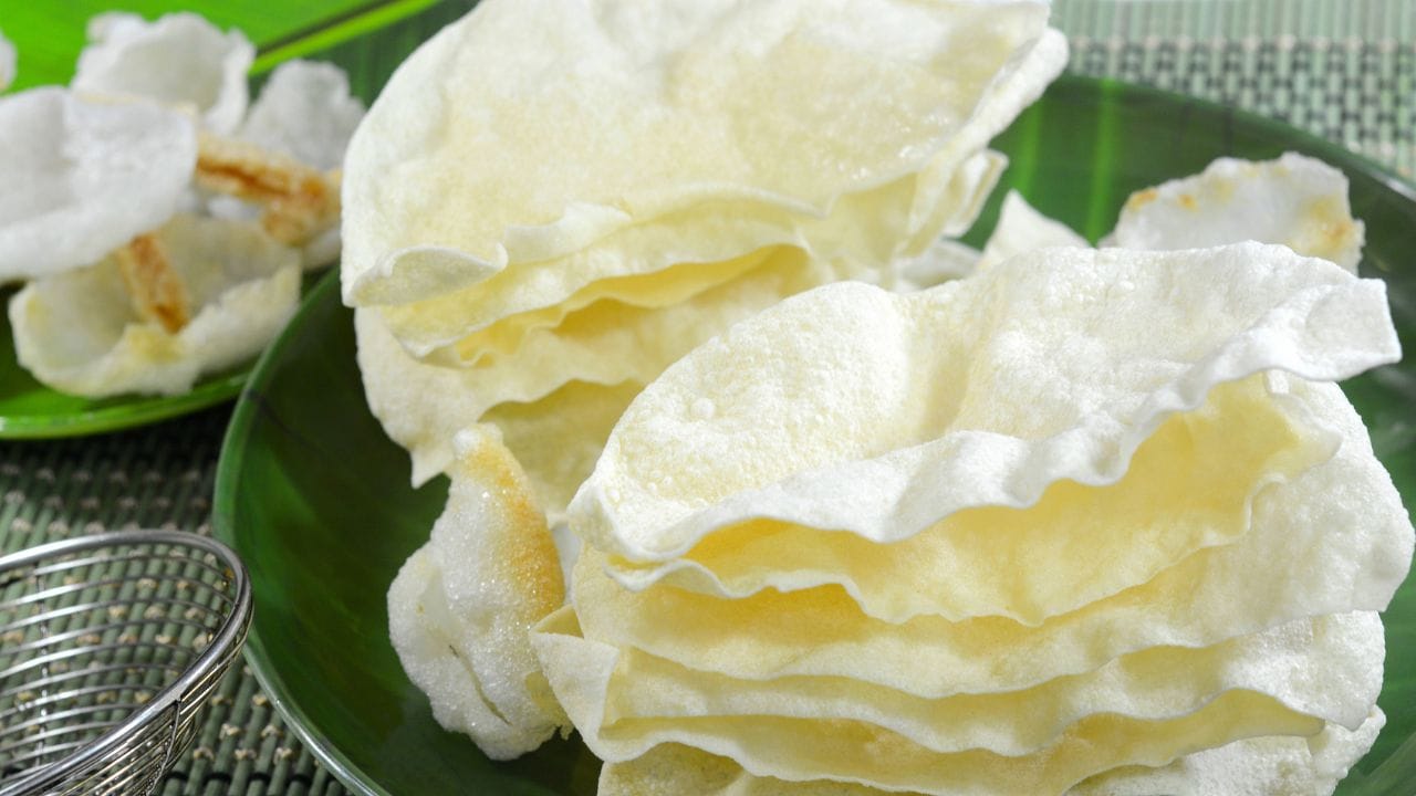 അതുപോലെ തന്നെ, പപ്പടത്തിന്റെ സ്ഥിരമായ ഉപഭോഗം ഉയര്‍ന്ന രക്തസമ്മര്‍ദത്തിനും ഹൃദ്രോഗത്തിനും കാരണമായേക്കാം. എണ്ണയിൽ വറുത്തെടുത്ത് ഉപയോഗിക്കുന്നതിനാൽ കൊളസ്‌ട്രോള്‍ പോലുളള രോഗങ്ങള്‍ക്കും പപ്പടം കാരണമാകും. (Image Credits: Getty Images)