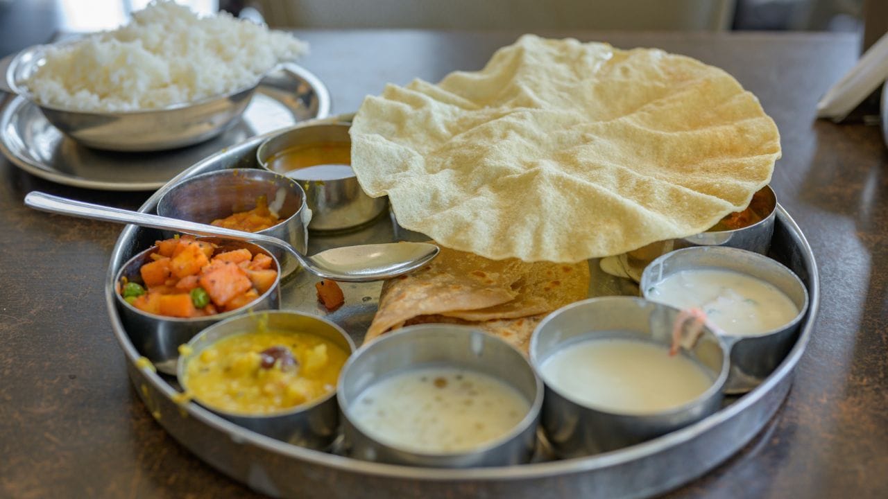 വ്യവസായ അടിസ്ഥാനത്തില്‍ പപ്പടം ഉണ്ടാക്കുമ്പോൾ ഉയര്‍ന്ന അളവില്‍ ഉപ്പ്, സോഡിയം ബൈകാര്‍ബൊണേറ്റ് പോലുള്ള ചേരുവകളും പ്രിസര്‍വേറ്റീവുകളും ധാരാളം ചേർക്കുന്നു. ഇത് കുടലിലെ കാൻസറിന് ഉൾപ്പെടെ കരണമായേക്കുമെന്നാണ് വിദഗ്ധർ പറയുന്നത്. (Image Credits: Getty Images)