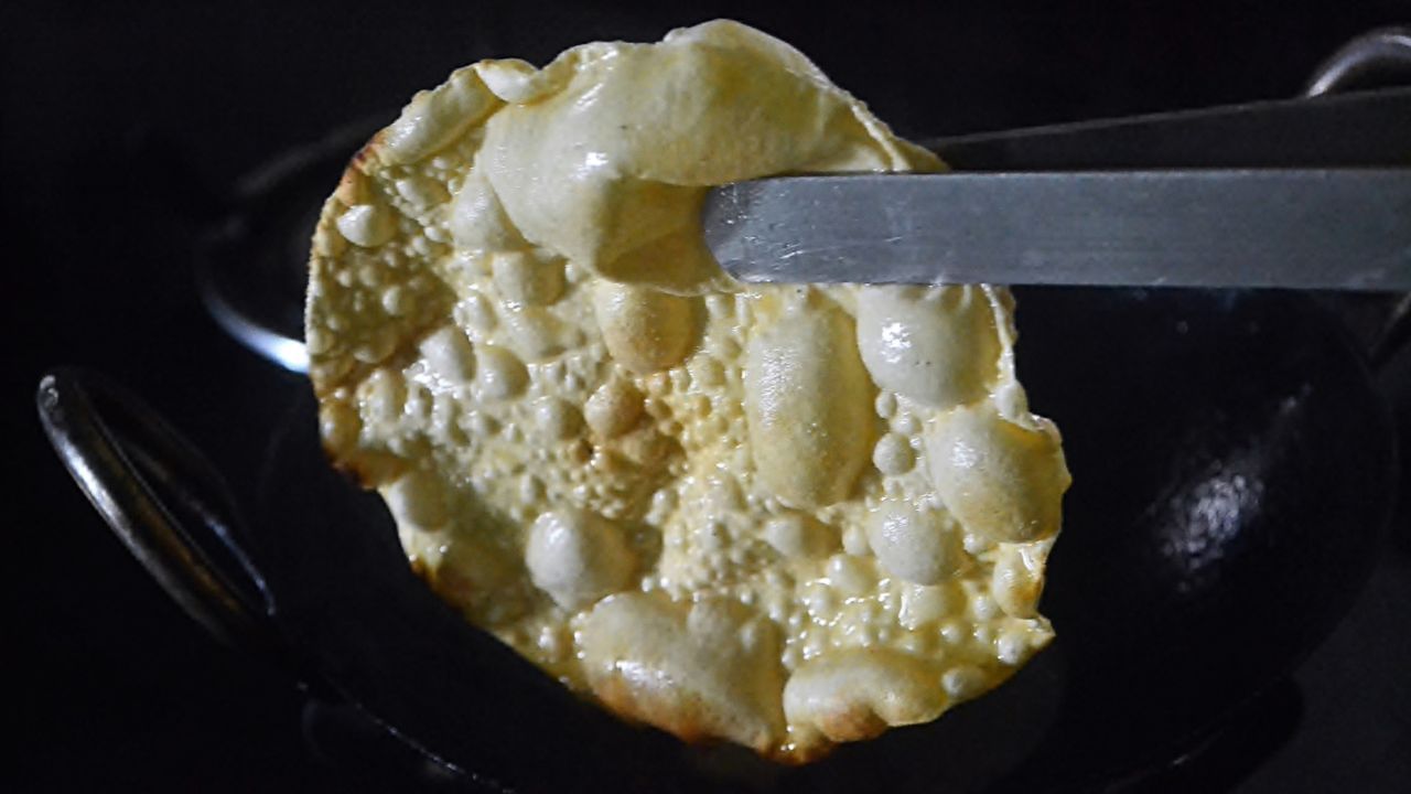 മിക്ക ദിവസങ്ങളിലും ഉച്ച ഊണിനൊപ്പം പപ്പടം കഴിക്കുന്നവരാണ് നമ്മളിൽ പലരും. എന്നാൽ, ദിവസവും പപ്പടം കഴിക്കുന്നത് ആരോഗ്യത്തിന് അത്ര നല്ലതല്ല. കലോറി ധാരാളം അടങ്ങിയ പപ്പടം പതിവായി കഴിച്ചാൽ പ്രശ്നമാകുമെന്നാണ് ആരോഗ്യവിദഗ്ധർ പറയുന്നത്. (Image Credits: Getty Images)
