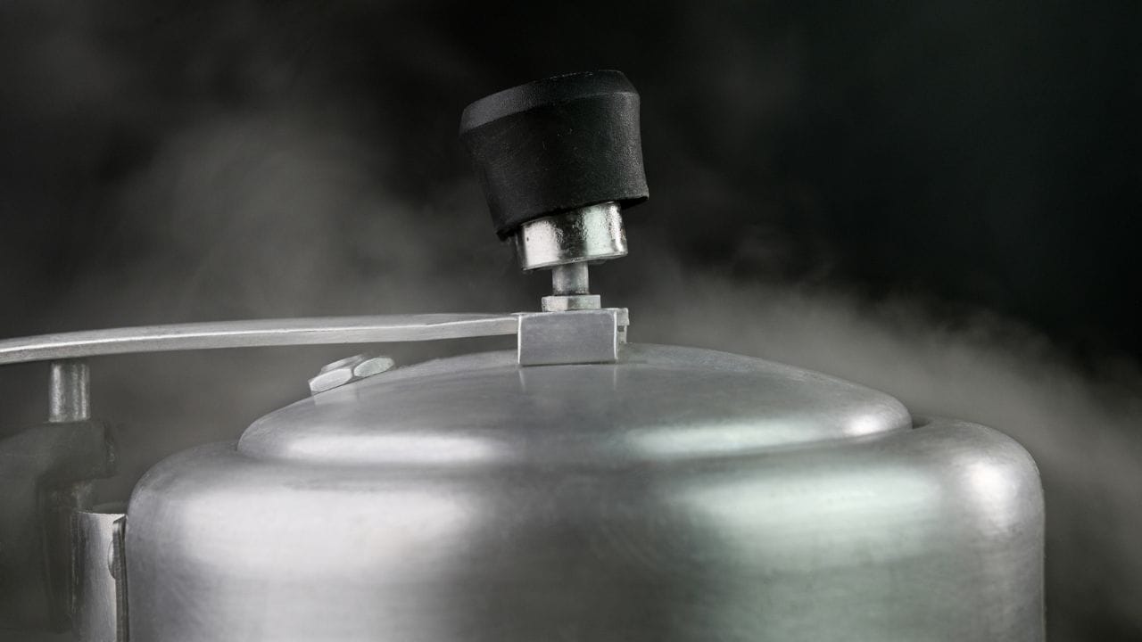 അതിനാൽ, ഒരു പ്രഷർകുക്കർ പരമാവധി അഞ്ച് വർഷം വരെ ഉപയോഗിക്കാവുന്നതാണ്. കേടുപാടുകൾ ഇല്ലെങ്കിലും അതിന് ശേഷം പ്രഷർകുക്കർ ഉപയോഗിക്കാതിരിക്കുന്നതാണ് നല്ലത്. (Image Credits: Getty Images)
