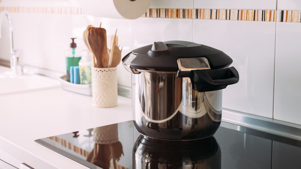 രക്തത്തിൽ ഉയർന്ന അളവിൽ ലെഡിന്റെ അംശം കാണപ്പെടുന്നതിനെയാണ് ലെഡ് വിഷബാധ എന്ന് പറയുന്നത്. ഭക്ഷണത്തിലൂടെ, സ്പർശനത്തിലൂടെ, ശ്വസനത്തിലൂടെയെല്ലാം ലെഡ് ശരീരത്തിലേക്കെത്താൻ. ഇത് തലച്ചോറ്, നാഡികൾ, രക്തം, ദഹനവ്യവസ്ഥയുമായി ബന്ധപ്പെട്ട അവയവങ്ങൾ തുടങ്ങിയ ശരീരഭാഗങ്ങൾ ബാധിക്കും. (Image Credits: Getty Images)