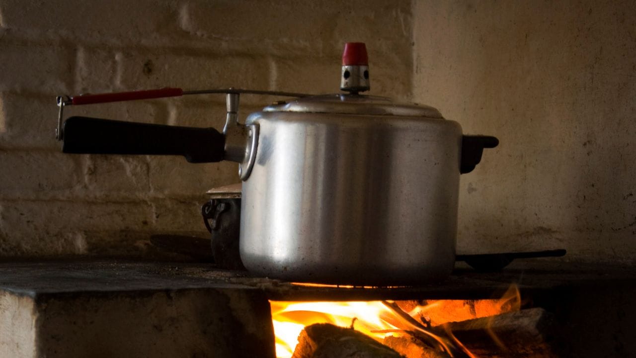 വർഷങ്ങളായി ഒരേ പ്രഷർകുക്കർ തന്നെ ഉപയോഗിക്കുന്നവരാണ് നമ്മളിൽ പലരും. എന്നാൽ, ഇത് ഏറെ അപകടകരമാണ്. പഴയതും കേടുപാടുകൾ പറ്റിയതുമായ അലുമിനിയം കുക്കറുകളാണെങ്കിൽ പ്രത്യേകിച്ചും. (Image Credits: Getty Images)