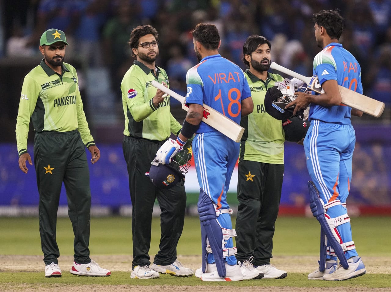 ഏഷ്യാ കപ്പിലെ ഇന്ത്യ - പാകിസ്താൻ മത്സരത്തിൽ സെക്കൻഡുകൾ മാത്രം ദൈർഘ്യമുള്ള പരസ്യത്തിന് നൽകേണ്ടത് ലക്ഷക്കണക്കിന് രൂപ. മത്സരത്തിനിടെ 10 സെക്കൻഡ് ദൈർഘ്യമുള്ള പരസ്യത്തിന് നൽകേണ്ടത് 16 ലക്ഷം രൂപയാണ്. ലോകകപ്പ് മാറ്റിനിർത്തിയാൽ ക്രിക്കറ്റിലെ ഏറ്റവും വിലയേറിയ പരസ്യ സ്ലോട്ട് ആണിത്. (Image Credits- PTI)
