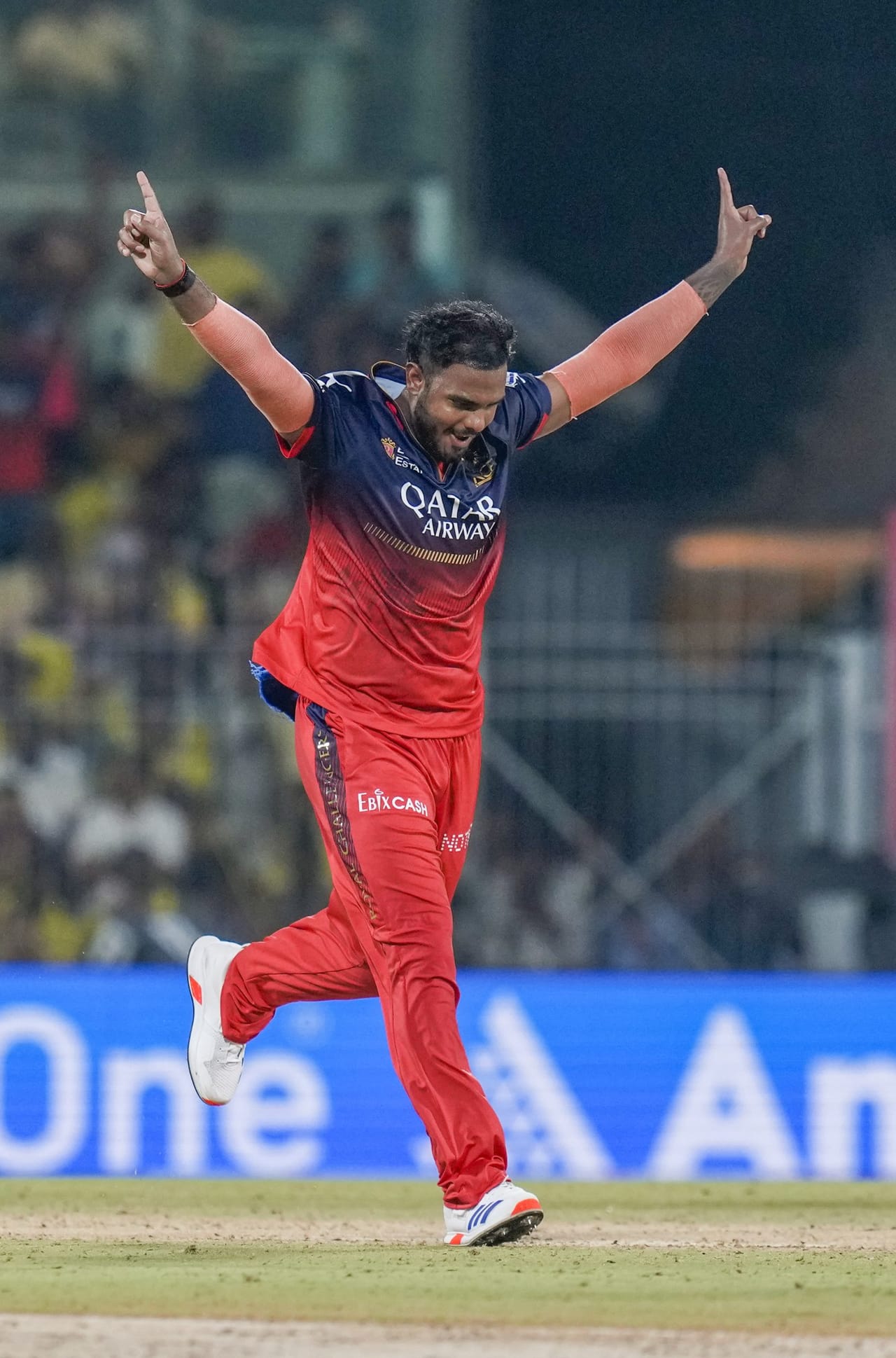 രണ്ട് കേസുകൾ രേഖപ്പെടുത്തിയതോടെ യഷ് ദയാൽ ആദ്യ യുവതിക്കെതിരെ മറുപരാതി നൽകി. തന്നിൽ നിന്ന് പണം തട്ടിയെടുത്തു എന്നായിരുന്നു പരാതി. പിന്നാലെ പ്രായപൂർത്തിയാവത്ത സമയത്ത് തന്നെ ദയാൽ പീഡിപ്പിച്ചെന്ന് കാട്ടി മറ്റൊരു യുവതിയും പരാതിപ്പെട്ടു. താരത്തിനെതിരെ പോക്സോ കേസും ചുമത്തി.