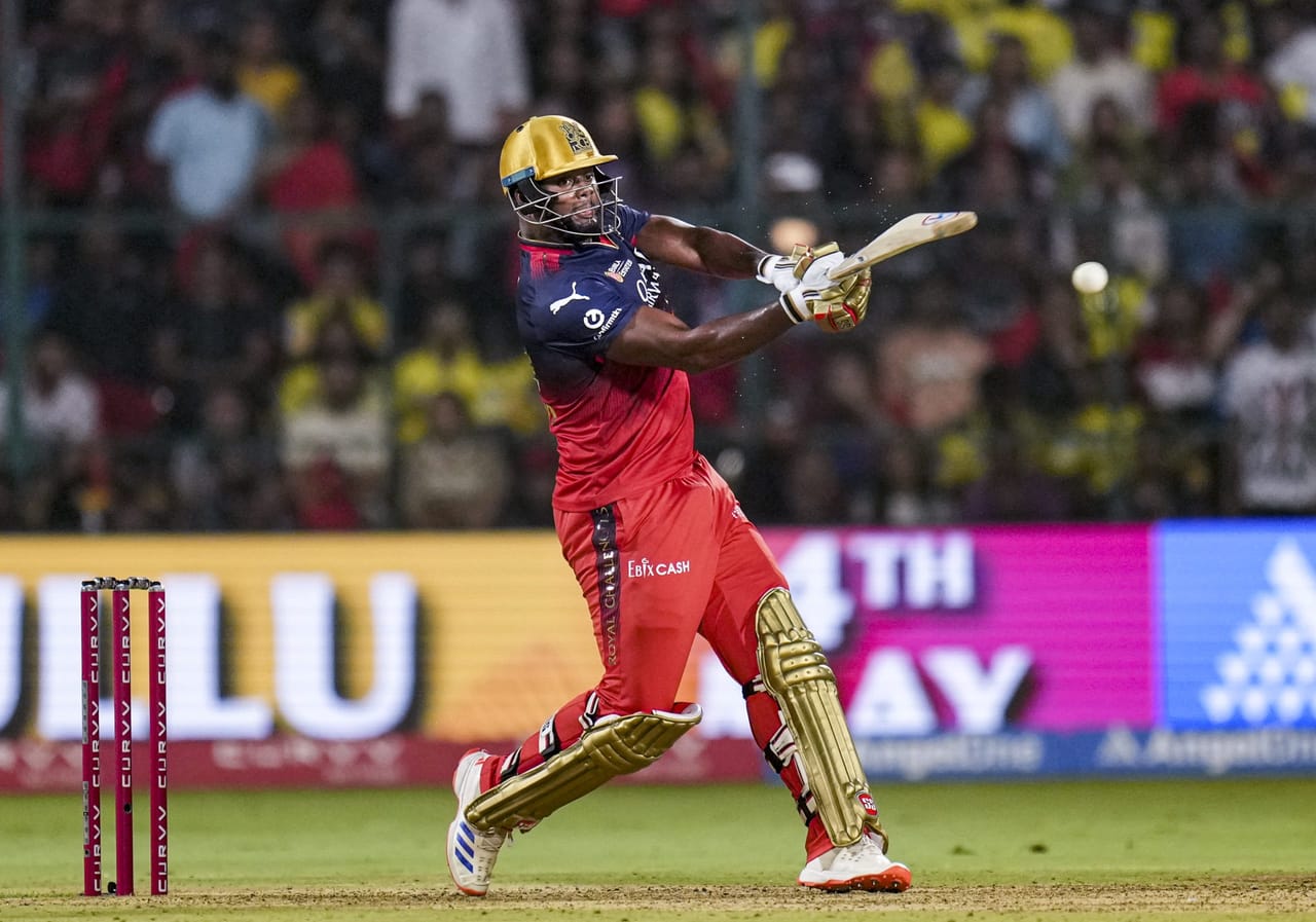 കരീബിയൻ പ്രീമിയർ ലീഗിൽ തകർപ്പൻ അർദ്ധസെഞ്ചുറിയുമായി റോയൽ ചലഞ്ചേഴ്സ് ബെംഗളൂരു താരം. ഗയാന ആമസോൺ വാരിയേഴ്സിൻ്റെ താരമായ റൊമാരിയോ ഷെപ്പേർഡ് ആണ് റെക്കോർഡ് ബുക്കിൽ ഇടം പിടിയ്ക്കുന്ന പ്രകടനം നടത്തിയത്. 23 പന്തിൽ ഷെപ്പേർഡ് ഫിഫ്റ്റി തികച്ചു. (Image Credits- PTI)
