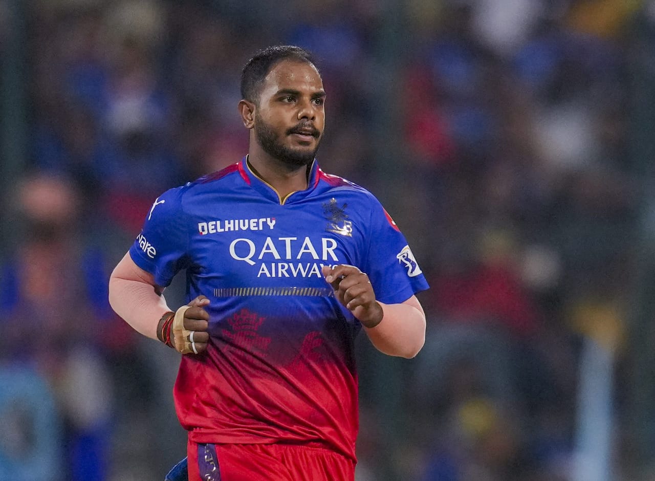 ലൈംഗികാതിക്രമ പരാതിയുടെ അടിസ്ഥാനത്തിൽ റോയൽ ചലഞ്ചേഴ്സ് ബെംഗളൂരു താരം യഷ് ദയാലിന് ക്രിക്കറ്റ് കളിക്കുന്നതിൽ നിന്ന് വിലക്ക്. ദയാലിനെതിരെ മൂന്ന് സ്ത്രീകൾ ലൈംഗികാതിക്രമ പരാതി നൽകിയിരുന്നു. താരത്തിനെതിരെ പോക്സോ അടക്കം മൂന്ന് കേസുകളും രജിസ്റ്റർ ചെയ്തു. (Image Credits- PTI)