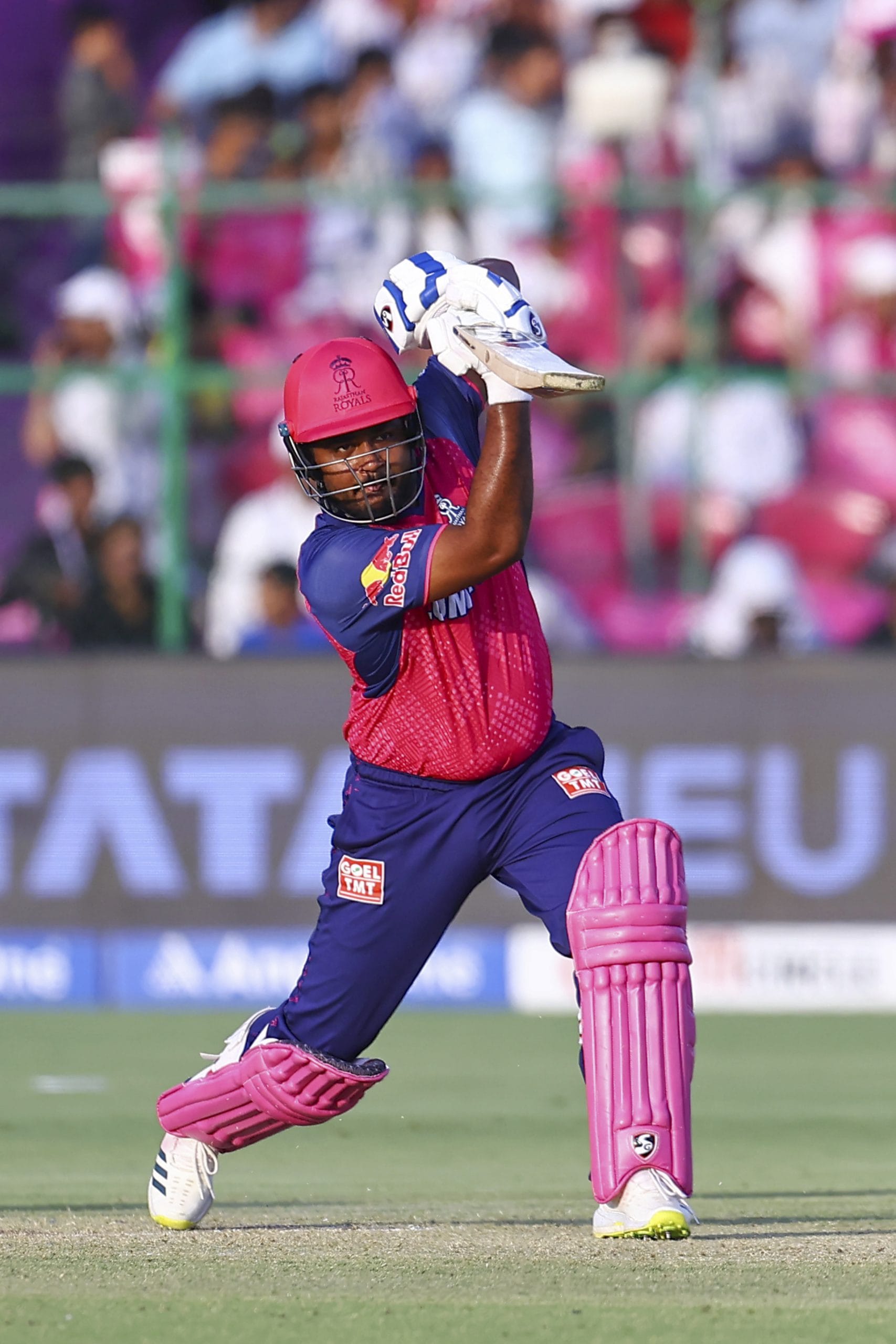 'ശരിക്കും പറഞ്ഞാൽ, എനിക്ക് ഇവരെപ്പറ്റി കൂടുതൽ അറിയില്ലായിരുന്നു. പക്ഷേ, അവരുമായി സമയം ചിലവഴിക്കാൻ ആരംഭിച്ചതോടെ എനിക്ക് ആവേശമായി. ടീമിൽ ഒരുപാട് മികച്ച താരങ്ങളുണ്ട്. കേരള ക്രിക്കറ്റിൽ ഇത്രയധികം കഴിവുള്ള താരങ്ങളുണ്ടെന്നറിഞ്ഞപ്പോൾ ഞെട്ടിപ്പോയി."- സഞ്ജു പറഞ്ഞു.