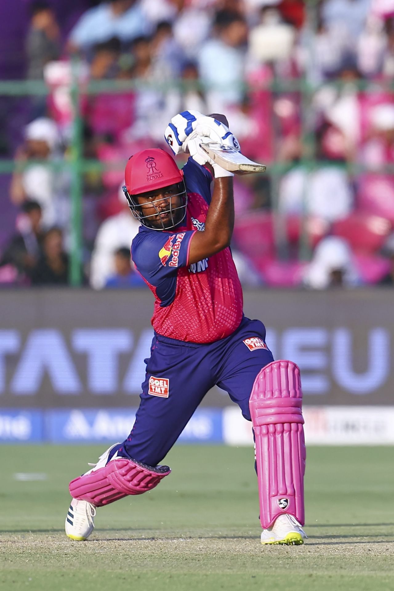 'ശരിക്കും പറഞ്ഞാൽ, എനിക്ക് ഇവരെപ്പറ്റി കൂടുതൽ അറിയില്ലായിരുന്നു. പക്ഷേ, അവരുമായി സമയം ചിലവഴിക്കാൻ ആരംഭിച്ചതോടെ എനിക്ക് ആവേശമായി. ടീമിൽ ഒരുപാട് മികച്ച താരങ്ങളുണ്ട്. കേരള ക്രിക്കറ്റിൽ ഇത്രയധികം കഴിവുള്ള താരങ്ങളുണ്ടെന്നറിഞ്ഞപ്പോൾ ഞെട്ടിപ്പോയി."- സഞ്ജു പറഞ്ഞു.