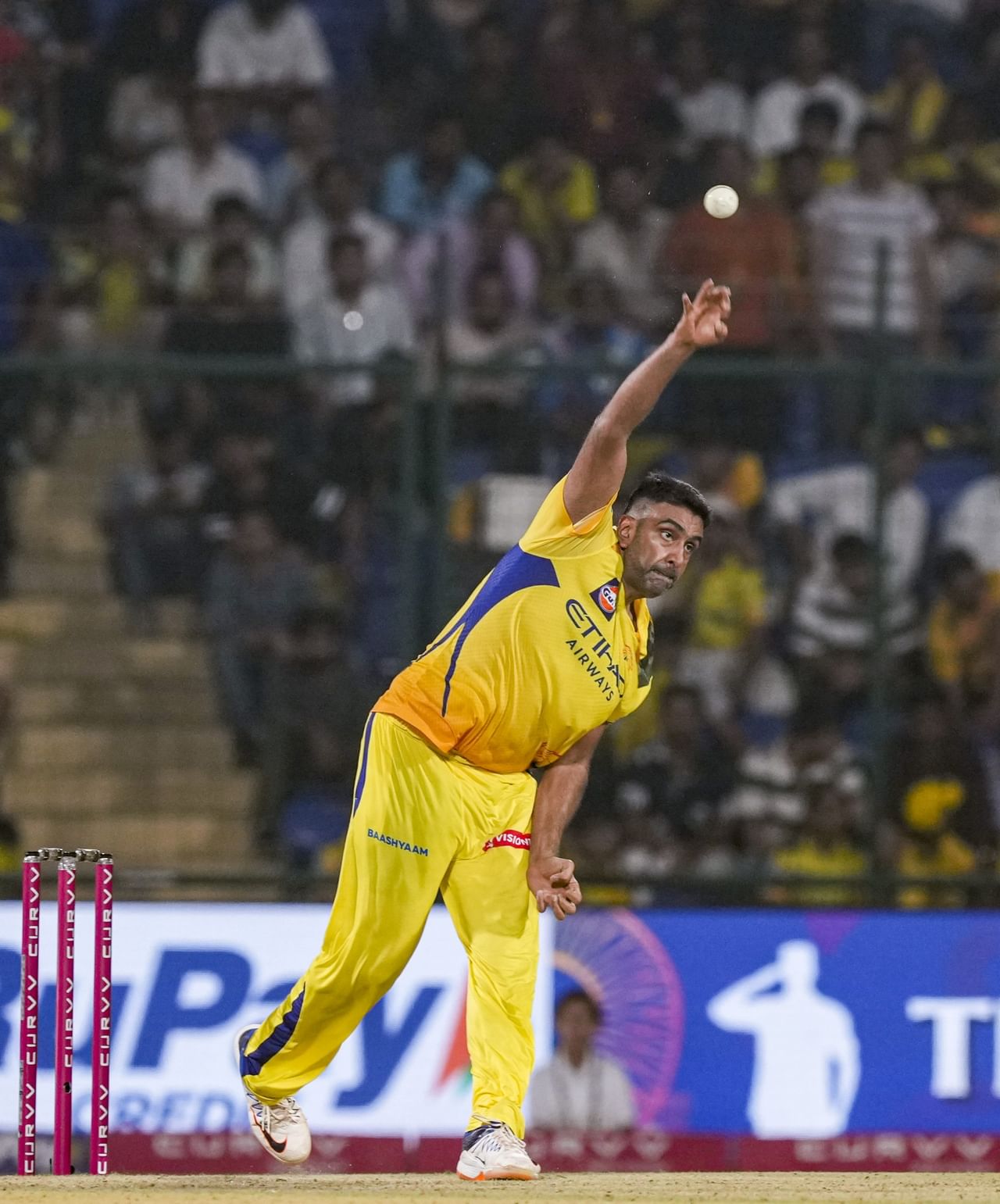 ഇംഗ്ലണ്ട് ക്യാപ്റ്റൻ ബെൻ സ്റ്റോക്സിനെ വിമർശിച്ച് ഇന്ത്യയുടെ മുൻ താരം ആർ അശ്വിൻ. ഇഞ്ചുറി റിപ്ലേസ്മെൻ്റുമായി ബന്ധപ്പെട്ട സ്റ്റോക്സിൻ്റെ നിലപാടിനെയാണ് അശ്വിൻ വിമർശിച്ചത്. പരിക്കേറ്റ ക്രിസ് വോക്സിൻ്റെ അഭാവം ഓവലിലെ മൂന്നാം ടെസ്റ്റിൽ ഇംഗ്ലണ്ടിനെ സാരമായി ബാധിച്ചിരുന്നു. (Image Credits- PTI)