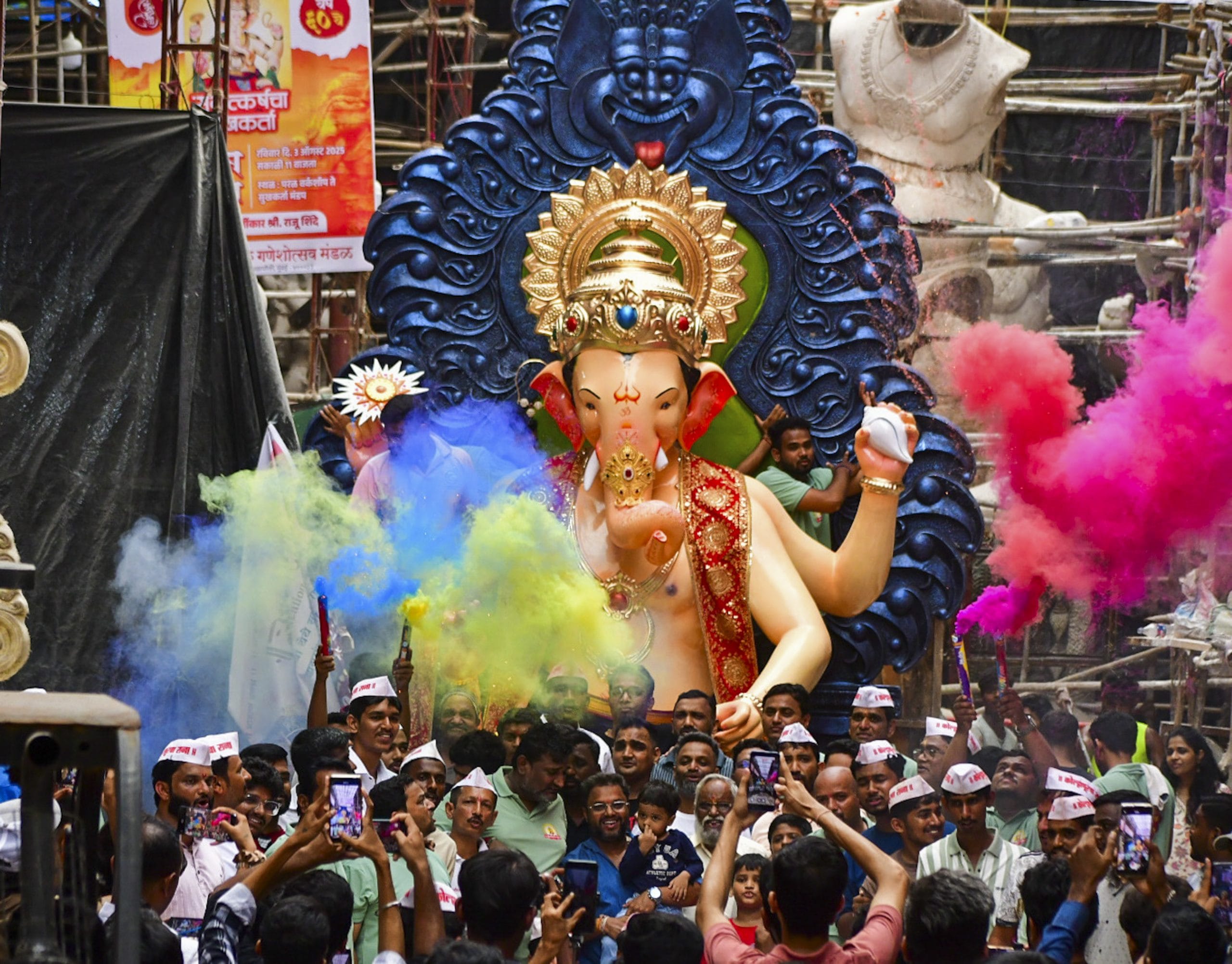 സാക്ഷാൽ ഗണപതി ഭ​ഗവാൻ്റെ ഒരേ ഒരു മകളാണ് സന്തോഷി മാതാ എന്നറിയപ്പെടുന്ന സന്തോഷി മാ. കൂടുതലും ഉത്തരേന്ത്യൻ സംസ്ഥാനങ്ങളിലാണ് ഈ ദേവത ആരാധിക്കപ്പെടുന്നത്. അതുകൊണ്ട് തന്നെ കേരളത്തിൽ വളരെ വിരളമായാണ് ഈ പേര് കേൾക്കുന്നത്.  സംതൃപ്തിയുടെയും, ആനന്ദത്തിന്റെയും ഐശ്വര്യത്തിൻ്റെയും ദേവതയാണ് സന്തോഷി മാ. ഒരിക്കൽ ഗണേശ്വരന് ദേവതകൾ സമ്മാനങ്ങൾ നൽകി അനുഗ്രഹിക്കുന്ന വേളയിലാണ് ബ്രഹ്മാവ് തന്റെ ഹൃദയത്തിൽ നിന്നും രണ്ട് ദേവിമാർക്ക് ജന്മം നൽകുകയും ഗണപതിക്ക് സമ്മാനിക്കുകയും ചെയ്യുന്നത്. (Image Credits: PTI)
