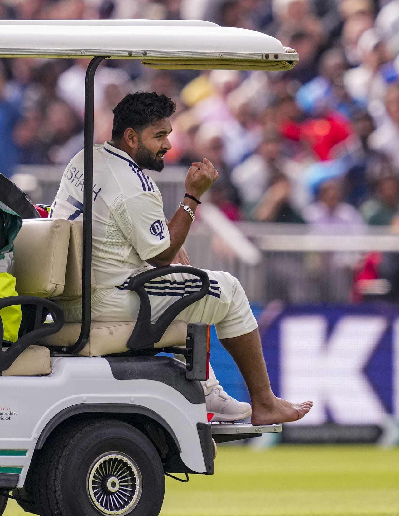 മാഞ്ചസ്റ്ററിൽ നടന്ന നാലാം ടെസ്റ്റിൻ്റെ ആദ്യ ഇന്നിംഗ്സിൽ ഋഷഭ് പന്തിന് പരിക്കേറ്റിരുന്നു. ക്രിസ് വോക്സിൻ്റെ പന്തിൽ റിവേഴ്സ് സ്വീപ്പിന് ശ്രമിച്ച താരത്തിൻ്റെ കാലിൽ പന്ത് കൊള്ളുകയായിരുന്നു. പരിക്കേറ്റ് പോയ പന്ത് തിരികെവന്ന് ആദ്യ ഇന്നിംഗ്സിൽ ഫിഫ്റ്റി നേടുകയും ചെയ്തു.