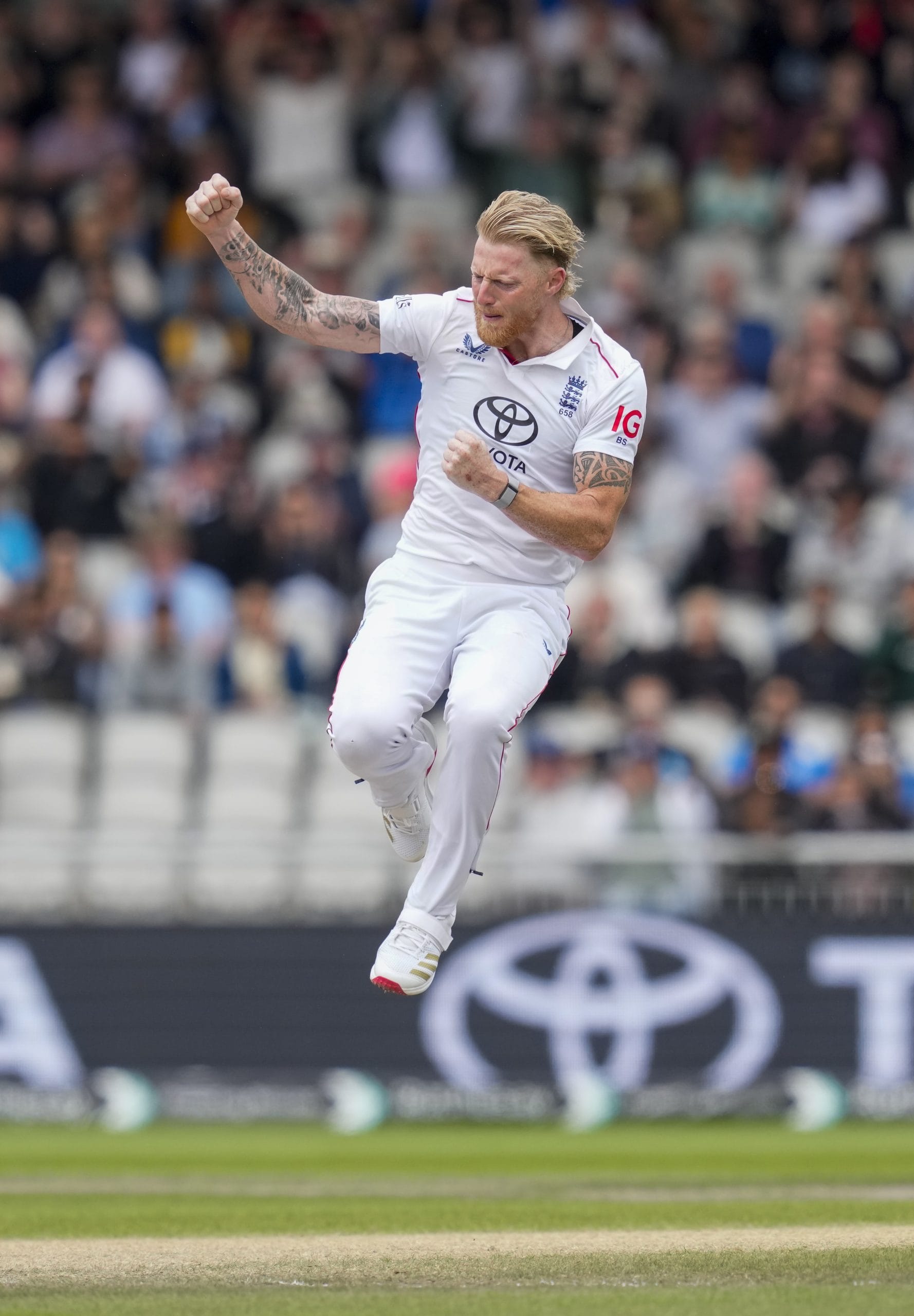 "രാജ്യത്തിന് വേണ്ടി കളിക്കുന്നത് ഈ താരങ്ങൾക്ക് എത്രത്തോളം പ്രാധാന്യമുള്ളതാണെന്നാണ് ഇത് കാണിക്കുന്നത്. താരങ്ങൾ കാണിച്ച ഈ ധൈര്യത്തിൽ എനിക്ക് വളരെ അഭിമാനമുണ്ട്. ശുഭ്മൻ ഗില്ലിനും അങ്ങനെ തന്നെയാവും."- ബെൻ സ്റ്റോക്സ് കൂട്ടിച്ചേർത്തു.