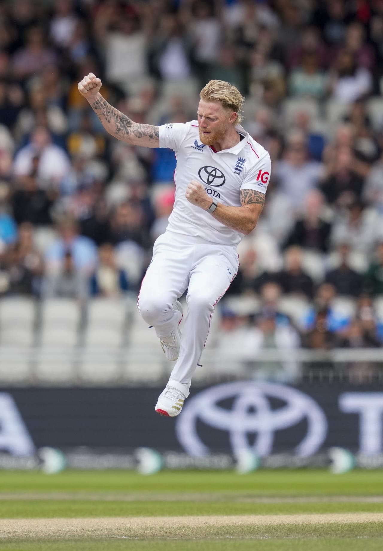 "രാജ്യത്തിന് വേണ്ടി കളിക്കുന്നത് ഈ താരങ്ങൾക്ക് എത്രത്തോളം പ്രാധാന്യമുള്ളതാണെന്നാണ് ഇത് കാണിക്കുന്നത്. താരങ്ങൾ കാണിച്ച ഈ ധൈര്യത്തിൽ എനിക്ക് വളരെ അഭിമാനമുണ്ട്. ശുഭ്മൻ ഗില്ലിനും അങ്ങനെ തന്നെയാവും."-  ബെൻ സ്റ്റോക്സ് കൂട്ടിച്ചേർത്തു.