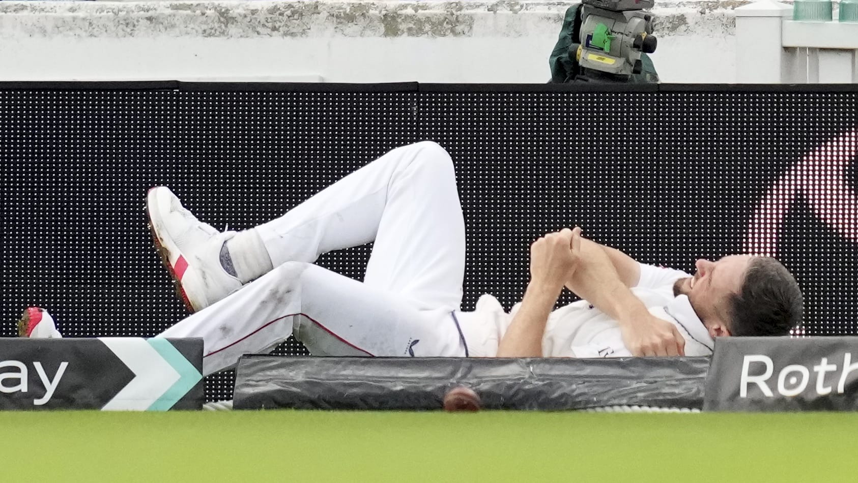 "ക്രിസ് വോക്സിന് നല്ല വേദനയുണ്ട്. നമ്മൾ ഈ പരമ്പരയിൽ തന്നെ കണ്ടതാണല്ലോ, ഒടിഞ്ഞ കാലുമായി ഋഷഭ് പന്ത് ബാറ്റിംഗിനിറങ്ങിയത്. അതുപോലെ ടീമിന് വേണ്ടി എന്ത് ചെയ്യാനും വോക്സ് തയ്യാറാണ്."- റൂട്ട് പറഞ്ഞു. ആദ്യ ഇന്നിംഗ്സിൽ 14 ഓവർ എറിഞ്ഞപ്പോൾ വോക്സിന് പരിക്കേൽക്കുകയായിരുന്നു.