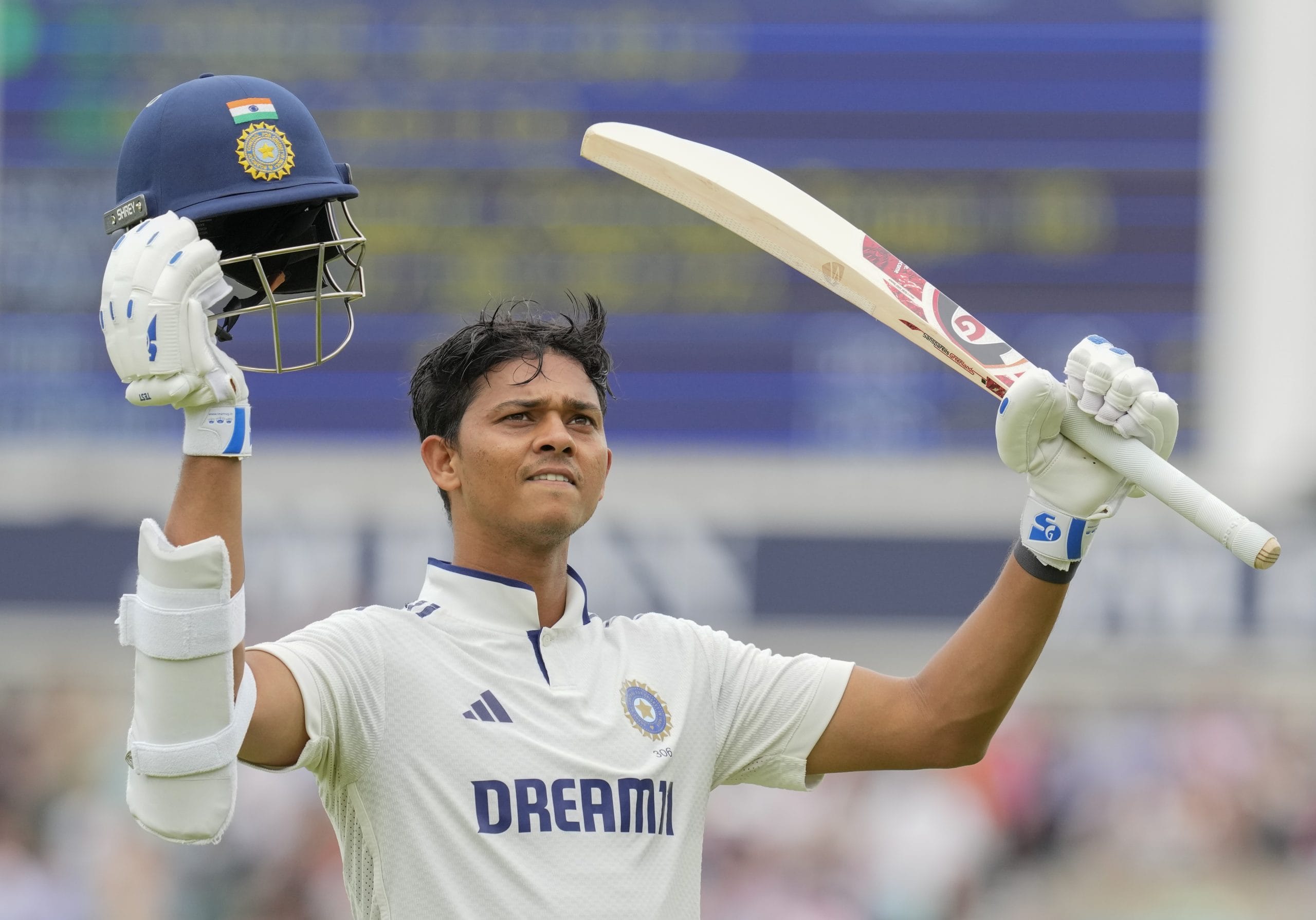 മൂന്നാം ദിവസം ഉച്ചഭക്ഷണത്തിന് പിരിയുന്നതിന് തൊട്ടുമുൻപത്തെ ഓവറിൽ യശസ്വി ജയ്സ്വാൾ സമയം പാഴാക്കിയതാണ് തർക്കത്തിന് കാരണമായത്. ഇതോടെ ഉച്ചഭക്ഷണത്തിന് പിരിഞ്ഞ് പവലിയനിലേക്ക് നടക്കുന്ന സമയത്ത് ഇംഗ്ലണ്ട് താരങ്ങൾ ജയ്സ്വാളിനെ വട്ടം കൂടി സ്ലെഡ്ജ് ചെയ്തു. 
