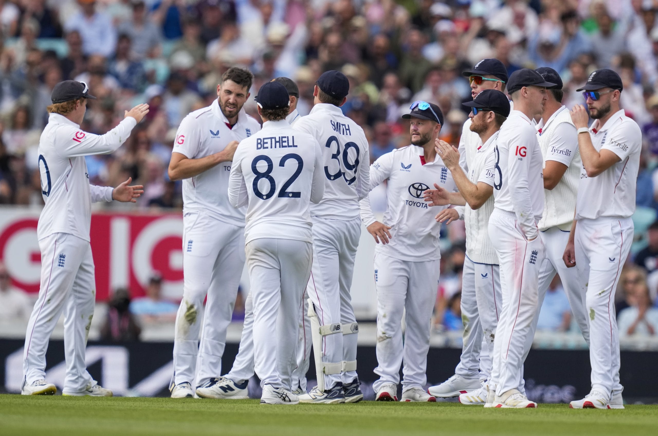 പരമ്പരയിലുടനീളം ഇരു ടീമുകളിലെയും താരങ്ങൾ തമ്മിൽ ഉരസലുകളും വാക്പോരുകളും ഉണ്ടായിരുന്നു. സ്ലെഡ്ജിംഗും തർക്കവും പരസ്പരം നടന്നു. ഇത് സമൂഹമാധ്യമങ്ങളിൽ ചർച്ചകൾക്ക് തുടക്കമിടുകയും ചെയ്തു. അവസാന ടെസ്റ്റിലും ഇരു ടീമുകളിലെ താരങ്ങൾ തമ്മിൽ തർക്കമുണ്ടായി.
