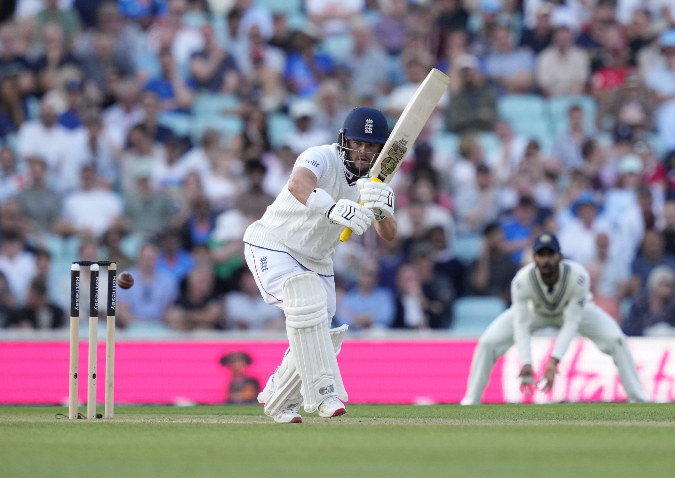 മത്സരത്തിൻ്റെ രണ്ടാം ഇന്നിംഗ്സിൽ ഇന്ത്യ 396 റൺസിന് ഓൾഔട്ടായിരുന്നു. യശസ്വി ജയ്സ്വാൾ സെഞ്ചുറി നേടിയപ്പോൾ ആകാശ് ദീപ്, രവീന്ദ്ര ജഡേജ, വാഷിംഗ്ടൺ സുന്ദർ എന്നിവർ ഫിഫ്റ്റിയടിച്ചു. രണ്ട് ദിവസവും ഒൻപത് വിക്കറ്റുകളും ശേഷിക്കെ ഇംഗ്ലണ്ടിന് ജയിക്കാൻ വേണ്ടത് 324 റൺസാണ്.
