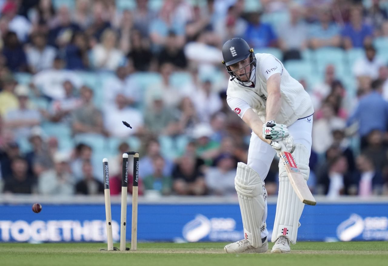 ഇന്ത്യയും ഇംഗ്ലണ്ടും തമ്മിലുള്ള അഞ്ചാം മത്സരം പുരോഗമിക്കുകയാണ്. 374 റൺസ് വിജയലക്ഷ്യവുമായി ഇറങ്ങിയ ഇംഗ്ലണ്ട് മൂന്നാം ദിനം അവസാനിക്കുമ്പോൾ ഒരു വിക്കറ്റ് നഷ്ടത്തിൽ 50 റൺസെന്ന നിലയിലാണ്. ബാറ്റ് കൊണ്ട് മാത്രമല്ല, കളിയിൽ നാവ് കൊണ്ടും താരങ്ങൾ ഏറ്റുമുട്ടുന്നുണ്ട്. (Image Credits- PTI)