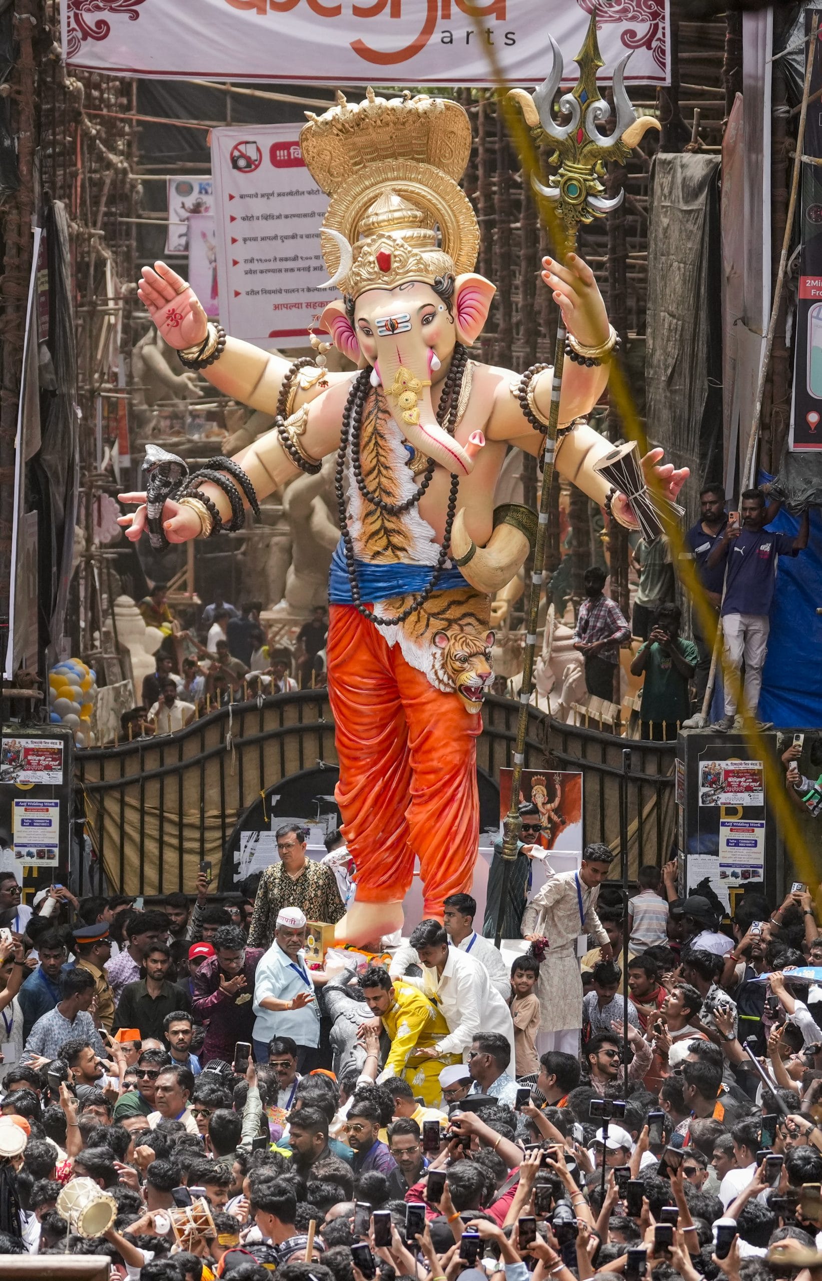 ആ ദേവിമാരാണ് ബുദ്ധിയും, സിദ്ധിയും. ഇവർ രണ്ടുപേരും ബ്രഹ്മാവിന്റെ ആഗ്രഹ പ്രകാരം ലക്ഷ്മിദേവിയിൽ നിന്നും (സമൃദ്ധി), സരസ്വതി ദേവിയിൽ നിന്നും (സിദ്ധി) അംശാവതാരങ്ങളായി ജനിച്ചവരാണന്നാണ് പല വിശ്വാസങ്ങളും പറയപ്പെടുന്നത്. ഇവരിൽ നിന്നും ഗണപതി ഭ​ഗവാന് രണ്ട് ആൺകുട്ടികൾ ജനിച്ചു. ബുദ്ധിദേവിയിൽ നിന്നും ശുഭനും, സിദ്ധിയിൽ നിന്നും ലാഭനും ജനനംകൊണ്ടു. (Image Credits: PTI)
