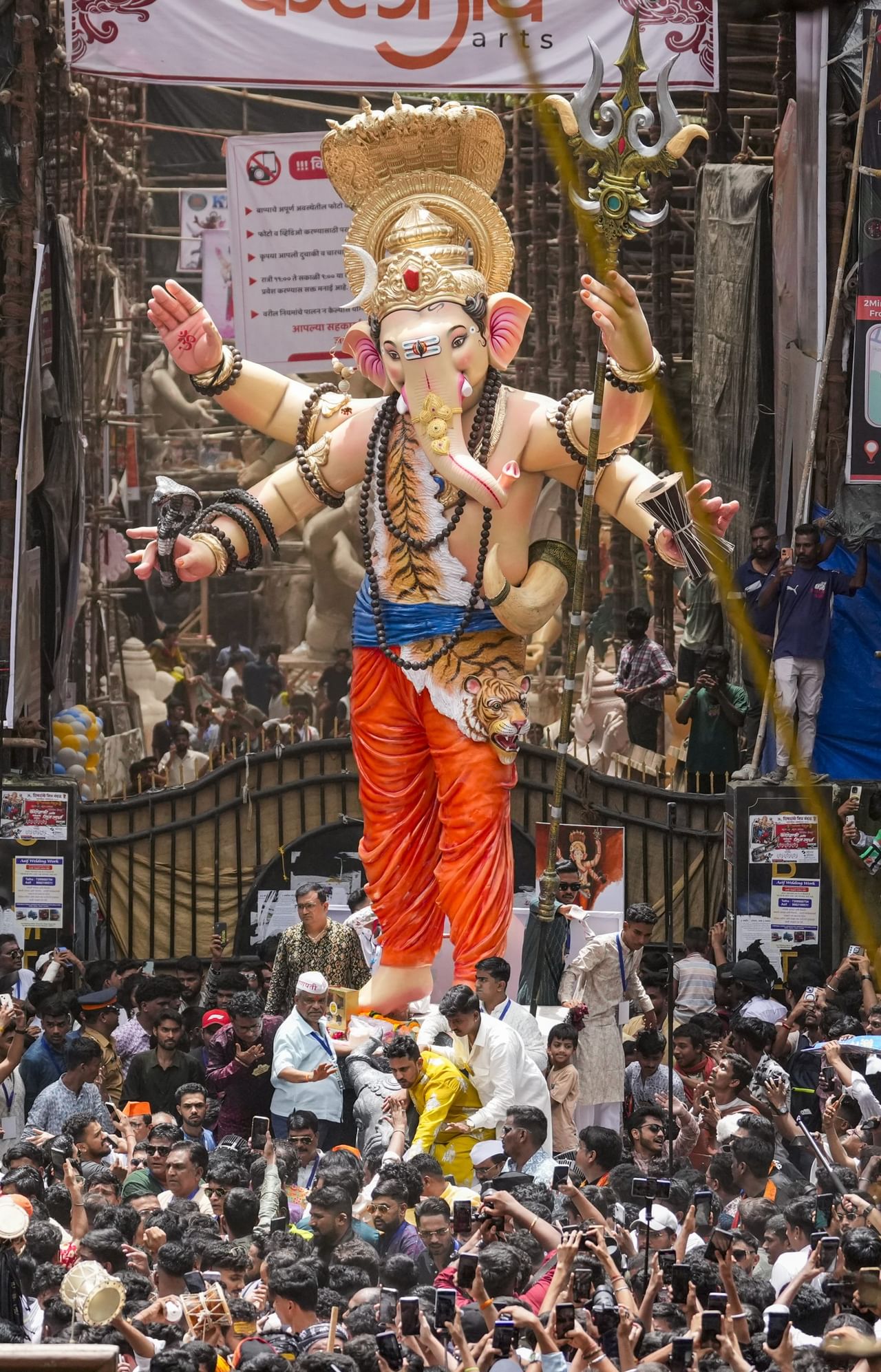 ആ ദേവിമാരാണ് ബുദ്ധിയും, സിദ്ധിയും. ഇവർ രണ്ടുപേരും ബ്രഹ്മാവിന്റെ ആഗ്രഹ പ്രകാരം ലക്ഷ്മിദേവിയിൽ നിന്നും (സമൃദ്ധി), സരസ്വതി ദേവിയിൽ നിന്നും (സിദ്ധി) അംശാവതാരങ്ങളായി ജനിച്ചവരാണന്നാണ് പല വിശ്വാസങ്ങളും പറയപ്പെടുന്നത്. ഇവരിൽ നിന്നും ഗണപതി ഭഗവാന് രണ്ട് ആൺകുട്ടികൾ ജനിച്ചു. ബുദ്ധിദേവിയിൽ നിന്നും ശുഭനും, സിദ്ധിയിൽ നിന്നും ലാഭനും ജനനംകൊണ്ടു. (Image Credits: PTI)