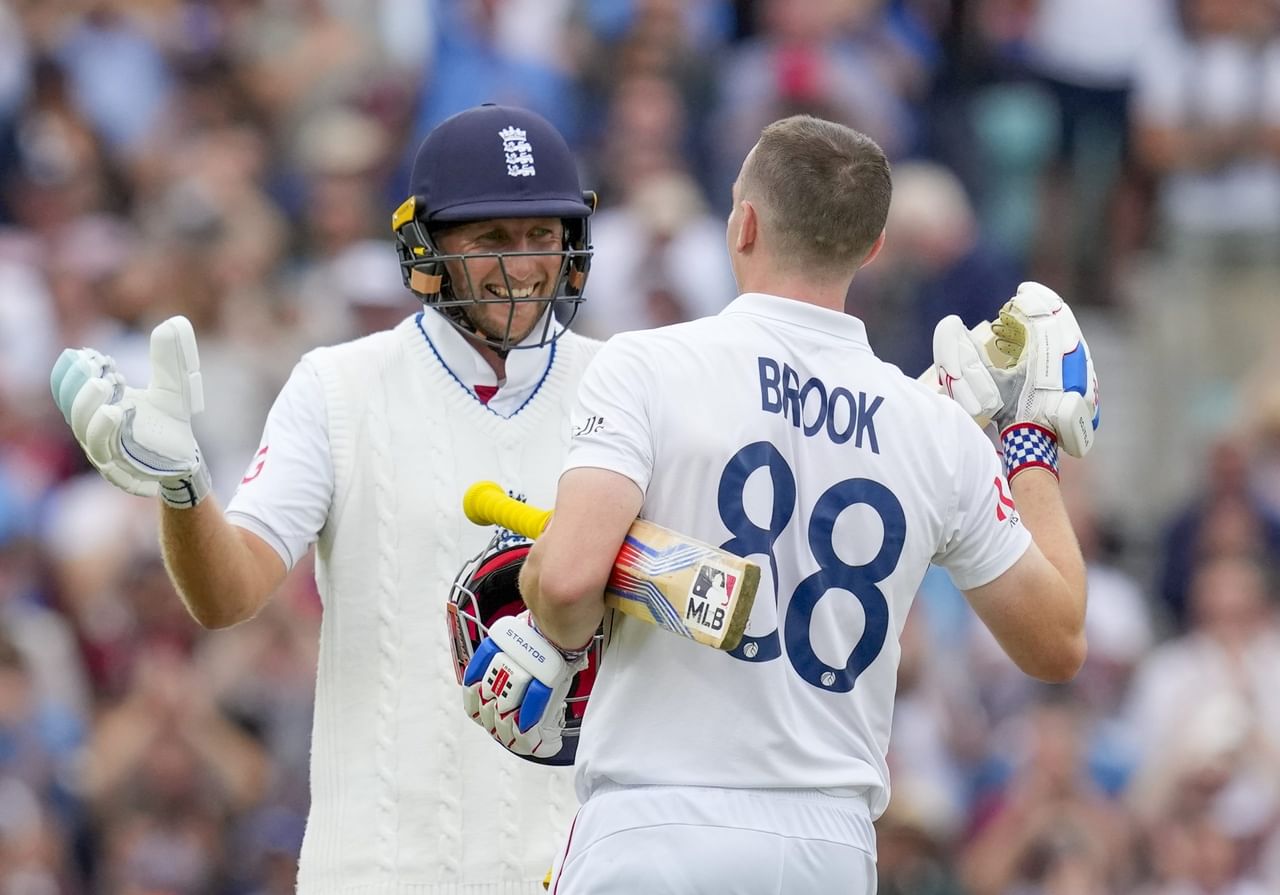 മത്സരത്തിൽ 374 റൺസ് വിജയലക്ഷ്യവുമായി ഇറങ്ങിയ ഇംഗ്ലണ്ടിനെ ജോ റൂട്ടും ഹാരി ബ്രൂക്കും ചേർന്നാണ് വിജയത്തിനരികെ എത്തിച്ചത്. സെഞ്ചുറിയടിച്ച ഇരുവരും ചേർന്ന് നാലാം വിക്കറ്റിൽ 205 റൺസ് കൂട്ടിച്ചേർത്തു. ജേമി സ്മിത്തും ജേമി സ്മിത്തും (2) ജേമി ഓവർട്ടണുമാണ് (0) ക്രീസിൽ.