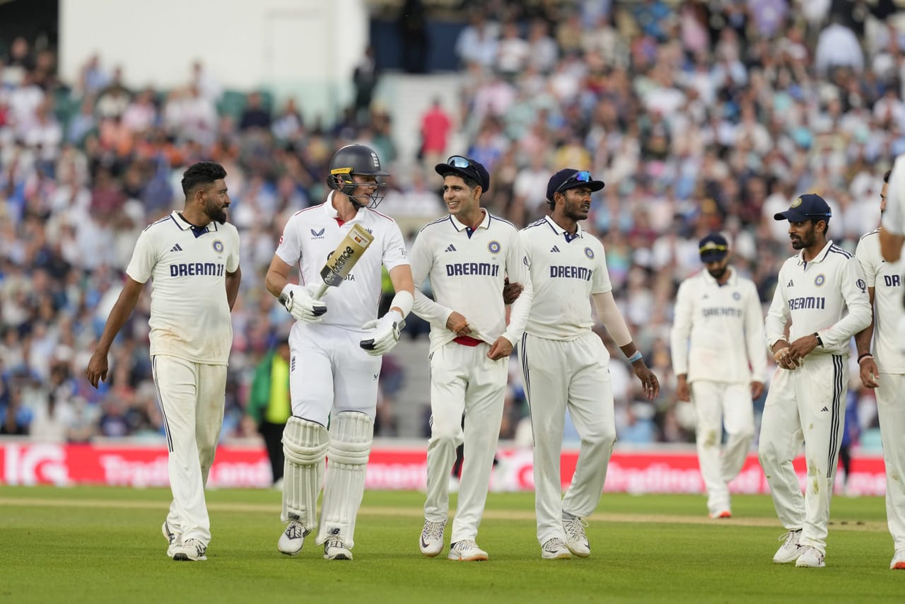 ഇന്ത്യയും ഇംഗ്ലണ്ടും തമ്മിലുള്ള അഞ്ചാം ടെസ്റ്റ് മത്സരം ആവേശകരമായ അന്ത്യത്തിലേക്ക് നീങ്ങുകയാണ്. നാലാം ദിനം മഴകാരണം കളി നേരത്തെ നിർത്തിയതിനാൽ അഞ്ചാം ദിനം ഇംഗ്ലണ്ടിൻ്റെ വിജയലക്ഷ്യം 35 റൺസാണ്. മൂന്ന് അല്ലെങ്കിൽ നാല് വിക്കറ്റ് നേടിയാൽ കളി ഇന്ത്യക്ക് വിജയിക്കാനാവും. (Image Credits- PTI)