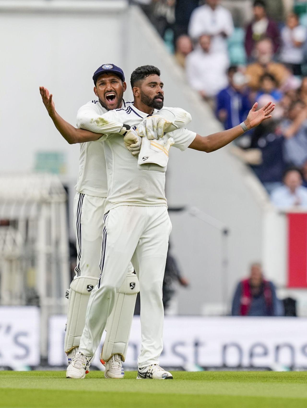 ഇന്ത്യയും ഇംഗ്ലണ്ടും തമ്മിലുള്ള ടെസ്റ്റ് പരമ്പര ആവേശകരമായി അവസാനിച്ചു. ഓവലിലെ അവസാന ടെസ്റ്റിൽ ആറ് റൺസിന് വിജയിച്ച ഇന്ത്യ പരമ്പര 2-2 എന്ന നിലയിൽ സമനില ആക്കുകയും ചെയ്തു. കേവലം ക്രിക്കറ്റ് കളിക്കപ്പുറം സ്ലെഡ്ജിംഗും വാക്കേറ്റവും നടന്ന പരമ്പരയായിരുന്നു ഇത്. (Image Credits- PTI)