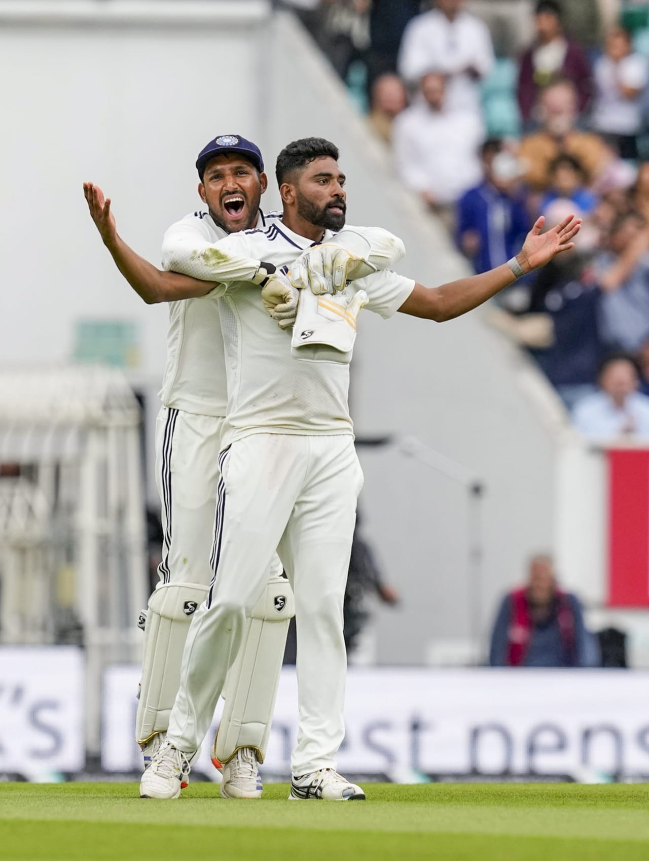 ഇന്ത്യയും ഇംഗ്ലണ്ടും തമ്മിലുള്ള ടെസ്റ്റ് പരമ്പര ആവേശകരമായി അവസാനിച്ചു. ഓവലിലെ അവസാന ടെസ്റ്റിൽ ആറ് റൺസിന് വിജയിച്ച ഇന്ത്യ പരമ്പര 2-2 എന്ന നിലയിൽ സമനില ആക്കുകയും ചെയ്തു. കേവലം ക്രിക്കറ്റ് കളിക്കപ്പുറം സ്ലെഡ്ജിംഗും വാക്കേറ്റവും നടന്ന പരമ്പരയായിരുന്നു ഇത്. (Image Credits- PTI)