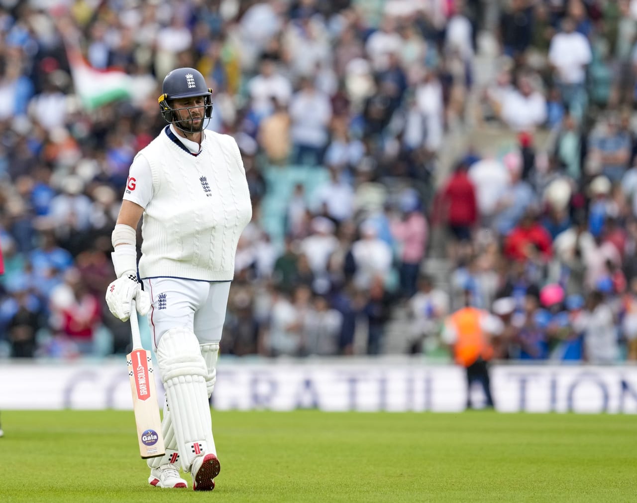 "വോക്സ് ഒടിഞ്ഞ കൈ കെട്ടി സ്വെറ്ററിനകത്ത് വച്ചാണ് ബാറ്റിംഗിനിറങ്ങിയത്. കളി ജയിക്കാൻ ജീവൻ കൊടുക്കാൻ പോലും വോക്സ് തയ്യാറായിരുന്നു. ഇത്തരം പരിക്കുകളിൽ സബ്സ്റ്റിറ്റ്യൂഷൻസ് അനുവദിക്കണം. കുറച്ച് സഹാനുഭൂതി കാണിക്കണം."- ആർ അശ്വിൻ തൻ്റെ യൂട്യൂബ് ചാനലിൽ പറഞ്ഞു.