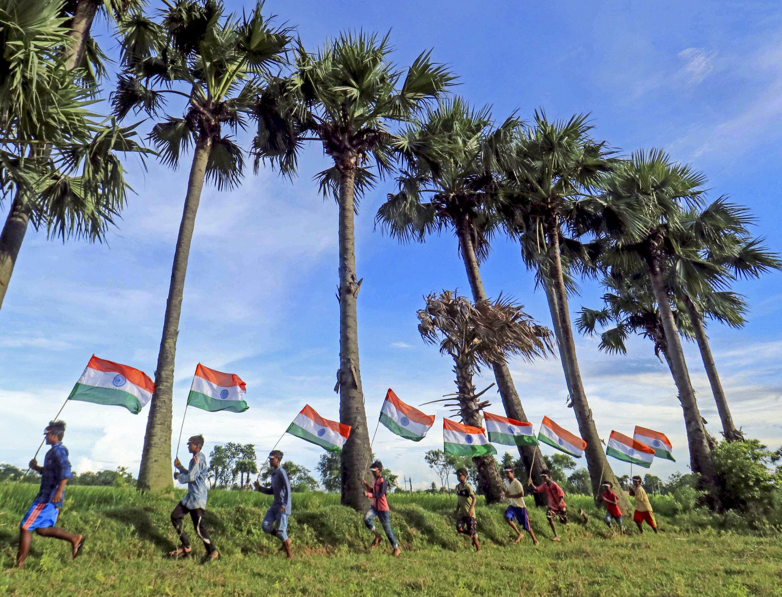 സ്വാതന്ത്ര്യത്തിനായി പോരാടിയ ദശലക്ഷക്കണക്കിന് ആളുകളുടെ സഹിഷ്ണുതയുടെയും ത്യാഗങ്ങളുടെയും ശക്തമായ ഓർമ്മപ്പെടുത്തലാണ് ഈ ദിനം. 2025ൽ നിന്ന് 1947 കുറച്ചാൽ കിട്ടുന്നത് 78 ആണ്, അതുകൊണ്ട് ഇത്തവണത്തേത് എഴുപത്തെട്ടാം സ്വാതന്ത്ര്യദിനമാണ് എന്നാണ് ചിലർ കരുതുന്നത്. പക്ഷേ 1947 ഓഗസ്റ്റ് 15 ആണ് ഇന്ത്യയുടെ ആദ്യസ്വാതന്ത്ര്യദിനം. അതിൻ്റെ വാർഷികമാണ് നമ്മൾ പിന്നീട് ഇങ്ങോട്ട് ആഘോഷിക്കുന്നതെന്നും അതുകൊണ്ട് ഇത്തവണത്തേത്ത് എഴുപത്തൊൻപതാം സ്വാതന്ത്ര്യദിനമാണെന്നും മറ്റ് ചിലർ അഭിപ്രായപ്പെടുന്നു. (Image Credits: PTI)
