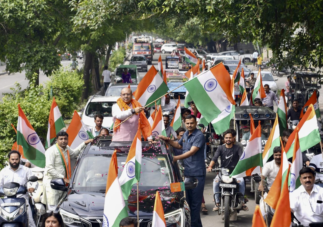 1947 ഓഗസ്റ്റ് 15 മുതലാണോ അതോ ഒരു വർഷത്തിനുശേഷമാണോ കണക്കുകൂട്ടേണ്ടതെന്ന കൺഫ്യൂഷനിലാണ് ഇപ്പോഴും ചിലർ. കേന്ദ്രസർക്കാരും മറ്റ് ഔദ്യോഗിക പോർട്ടലുകളിലും അനുസരിച്ച്, എഴുപത്തൊൻപതാം സ്വാതന്ത്ര്യദിനാഘോഷമാണ് ഇത്തവണ നമ്മുടെ രാജ്യം കൊണ്ടാടുന്നത്. കാരണം സ്വാതന്ത്ര്യദിനത്തിൽ നിന്ന് കണക്കാക്കിയാൽ, ഈ വർഷം 79-ാം വാർഷികമാണ്. (Image Credits: PTI)