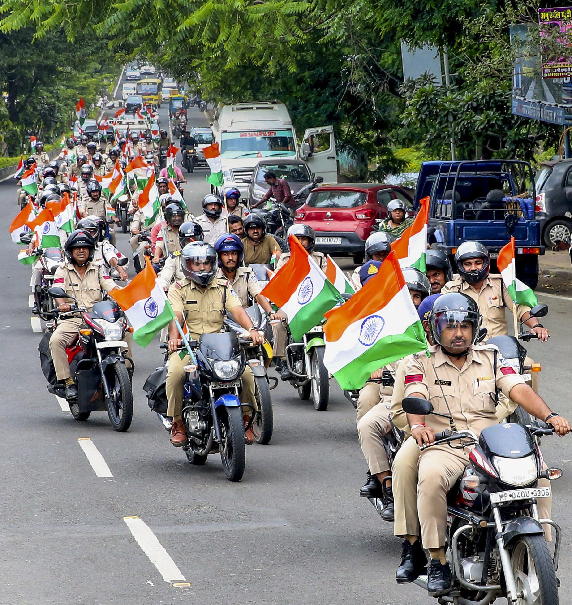 ഇന്ത്യ 79-ാമത് സ്വാതന്ത്ര്യദിനമാണ് ഇത്തവണ ആഘോഷിക്കുന്നതെന്ന് പ്രധാനമന്ത്രിയുടെ ഓഫീസ് (പിഎംഒ) നേരത്തെ തന്നെ സ്ഥിരീകരിച്ചിരുന്നതാണ്. പ്രധാനമന്ത്രി നരേന്ദ്ര മോദി ഡൽഹിയിലെ ചെങ്കോട്ടയുടെ ലഹോറി ഗേറ്റിൽ ദേശീയപതാക ഉയർത്തുന്നതോടെ ഇത്തവണത്തെ സ്വാതന്ത്ര്യ ദിനാഘോഷങ്ങൾക്ക് തുടക്കമാകും. തലസ്ഥാനത്ത് വലിയ സുരക്ഷയാണ് ഇതിൻ്റെ ഭാ​ഗമായി ഒരുക്കിയിരിക്കുന്നത്. (Image Credits: PTI)
