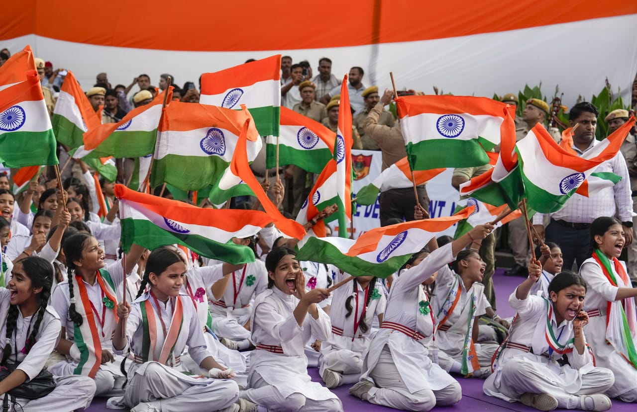 രാജ്യത്ത് സ്വാതന്ത്ര്യദിനാഘോഷത്തിൻ്റെ  (Independence Day) ഒരുക്കങ്ങൾ തകൃതിയായി നടക്കുകയാണ്. ദേശീയ പതാക ഉയർത്തലും മധുരവിതരണവും സ്വാതന്ത്ര്യത്തിൻ്റെ വീര പോരാട്ടത്തെ സംബന്ധിക്കുന്ന അനുസ്മരണ പരിപാടികളും രാജ്യമൊട്ടാകെ കൊണ്ടാടും.  എന്നാൽ പലരിലും എക്കാലവും നിലനിൽക്കുന്ന ചില സംശയങ്ങളുണ്ട്. നമ്മുടെ സ്വാതന്ത്ര്യദിനം കണക്കാക്കുന്നതും ബന്ധപ്പെട്ട ആശയക്കുഴപ്പമാണ് ഇതിന് പിന്നിൽ. (Image Credits: PTI)
