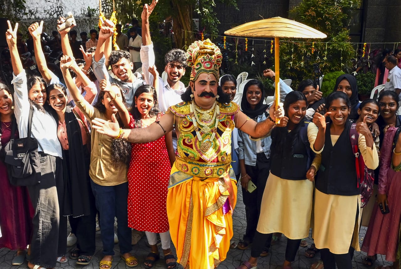 പൂവിളികൾക്ക് തുടക്കം കുറിച്ച് ഇന്ന് അത്തം. ഇന്ന് മുതൽ പത്താം ദിവസമാണ് തിരുവോണം. ഇനിയുള്ള 10 ദിവസങ്ങൾ മലയാളി പൂക്കളമിട്ട് ഓണത്തെ വരവേൽക്കും. തൃപ്പൂണിത്തുറയിലെ അത്തച്ചമയ ഘോഷയാത്ര ഇന്നാണ് നടക്കുക. മന്ത്രി എംബി രാജേഷാണ് ഉദ്ഘാടനം. (Image Credits - PTI)
