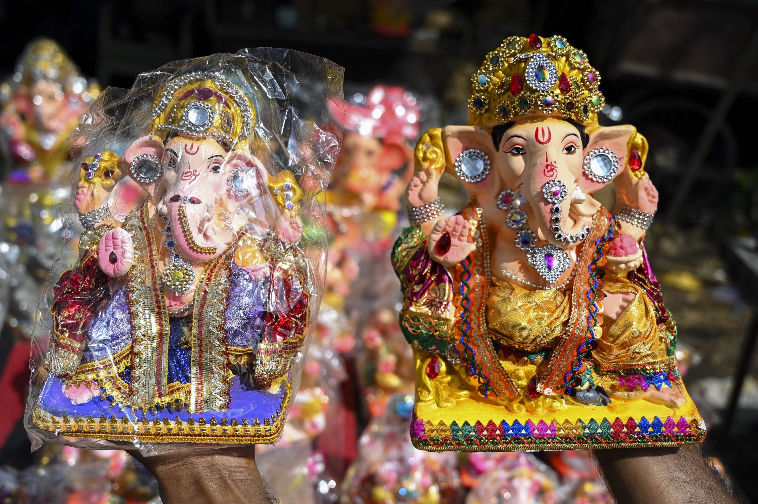 ആരാധിക്കുന്നവർക്ക് എക്കാലവും സന്തോഷം നൽകുന്ന ദേവിയാണ് സന്തോഷി മാതാ. സർവ്വ സിദ്ധികളുടെയും അധിദേവതയായി ഈ ദേവിയെ ആരാധിക്കുന്നു. പശുവാണ് ദേവിയുടെ വാഹനം. അസ്ത്രമായി ശൂലമാണ് ദേവി സ്വീകരിച്ചിരിച്ചിരിക്കുന്നത്. ദേവിയെ ആരാധിക്കാൻ വെള്ളിയാഴ്ച ആണ് ഏറ്റവും ഉചിതമായ ദിവസം. (Image Credits: PTI)
