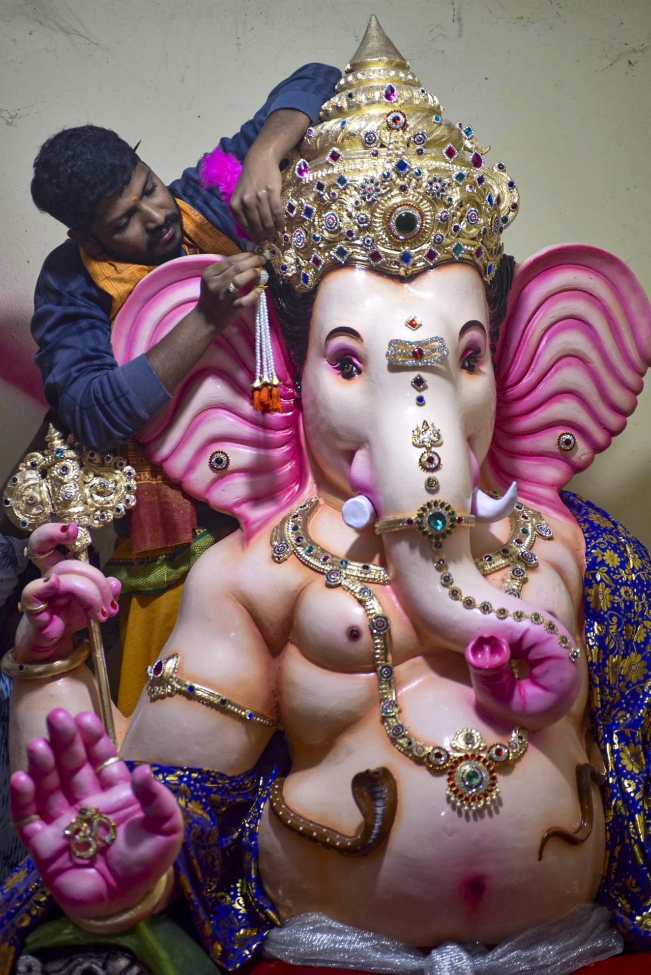 ഗണങ്ങളുടെ അധിപൻ അഥവാ ഗണേശനാണ് ഗണപതി. പരമശിവന്റേയും പാർവതി ദേവിയുടേയും ആദ്യ പുത്രനാണ് ഗണപതി ഭഗവാൻ. ചിങ്ങ മാസത്തിലെ കറുത്ത വാവ് കഴിഞ്ഞു വരുന്ന വെളുത്ത പക്ഷ ചതുർത്ഥിയാണ് ഗണപതിയുടെ ജൻമ ദിനം. ഇക്കൊല്ലത്തെ ഗണേശ ചതുർത്തി വരുന്നത് ഓഗസ്റ്റ് 27 ബുധനാഴ്ച്ചയാണ്. അതായത് മലയാള മാസം ചിങ്ങം 11ന്. നാളെ ചിത്തരിയാണ് നക്ഷത്രം വരുന്നത്. ഈ വേളയിൽ ഗണപതിയുടെ പുത്രന്മാരെയും മകളെയും കുറിച്ച് നമുക്ക് വായിച്ചറിയാം. (Image Credits: PTI)