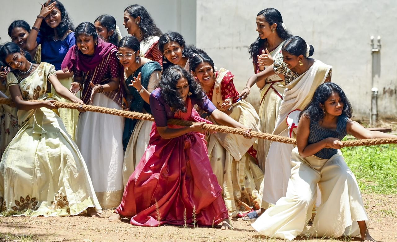 ഓണക്കോടി വാങ്ങുന്നത് പൊതുവേ ഈ ദിവസമാണ്. കുടുംബത്തിലുള്ളവർക്കല്ലാം ഓണക്കോടിയും ആഭരണങ്ങളും ഒപ്പം വീട്ടിലേക്കുള്ള ഗൃഹോപകരണങ്ങളും വാങ്ങുന്നതോടെ ഗൃഹനാഥൻ്റെ അല്ലെങ്കിൽ ഗൃഹനാഥയുടെ പോക്കറ്റ് കാലിയായിത്തുടങ്ങുന്ന ദിവസവും ചോതി തന്നെയാണ്.