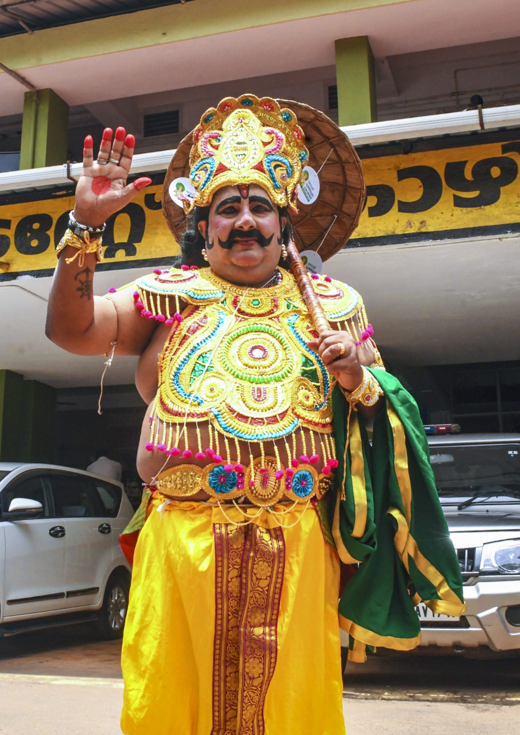 ഓണത്തിൻ്റെ മൂന്നാം നാളായ ചോതിയാണ് ഇന്ന്. ഇന്ന് ചിത്തിര നാൾ കയറിവരുന്നുണ്ടെങ്കിൽ പോലും ചോതിയ്ക്കാണ് കൂടുതൽ സമയമുള്ളത്. അതുകൊണ്ട് തന്നെ ഇന്ന് ചോതിയായി കണക്കാക്കാം. അത്തപ്പൂക്കളത്തിൻ്റെ വലിപ്പം വർധിച്ച് ചെമ്പരത്തി ഇടം പിടിയ്ക്കുന്ന ദിവസം കൂടിയാണ് ചോതി. (Image Credits- PTI)
