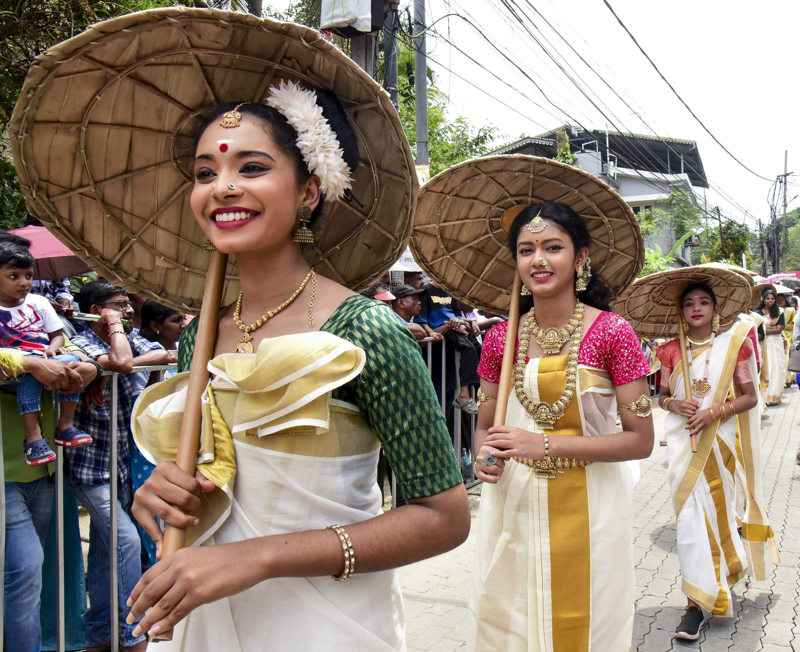 ചോതിദിനം തിരുവോണാഘോഷത്തിലേക്കുള്ള നിറമുള്ള ചുവടുവെപ്പാണ്. അതുകൊണ്ട് തന്നെ ഈ ദിവസത്തിൽ പ്രിയപ്പെട്ടവർക്ക് ആശംസ നേരാം. ഇത്തരത്തിൽ പറയാൻ കഴിയുന്ന ചില ആശംസകൾ നമുക്ക് നോക്കാം. പരസ്പരം ഇന്ന് പറയാൻ ഈ ആശംസകൾ ഉപയോഗിക്കാം.
