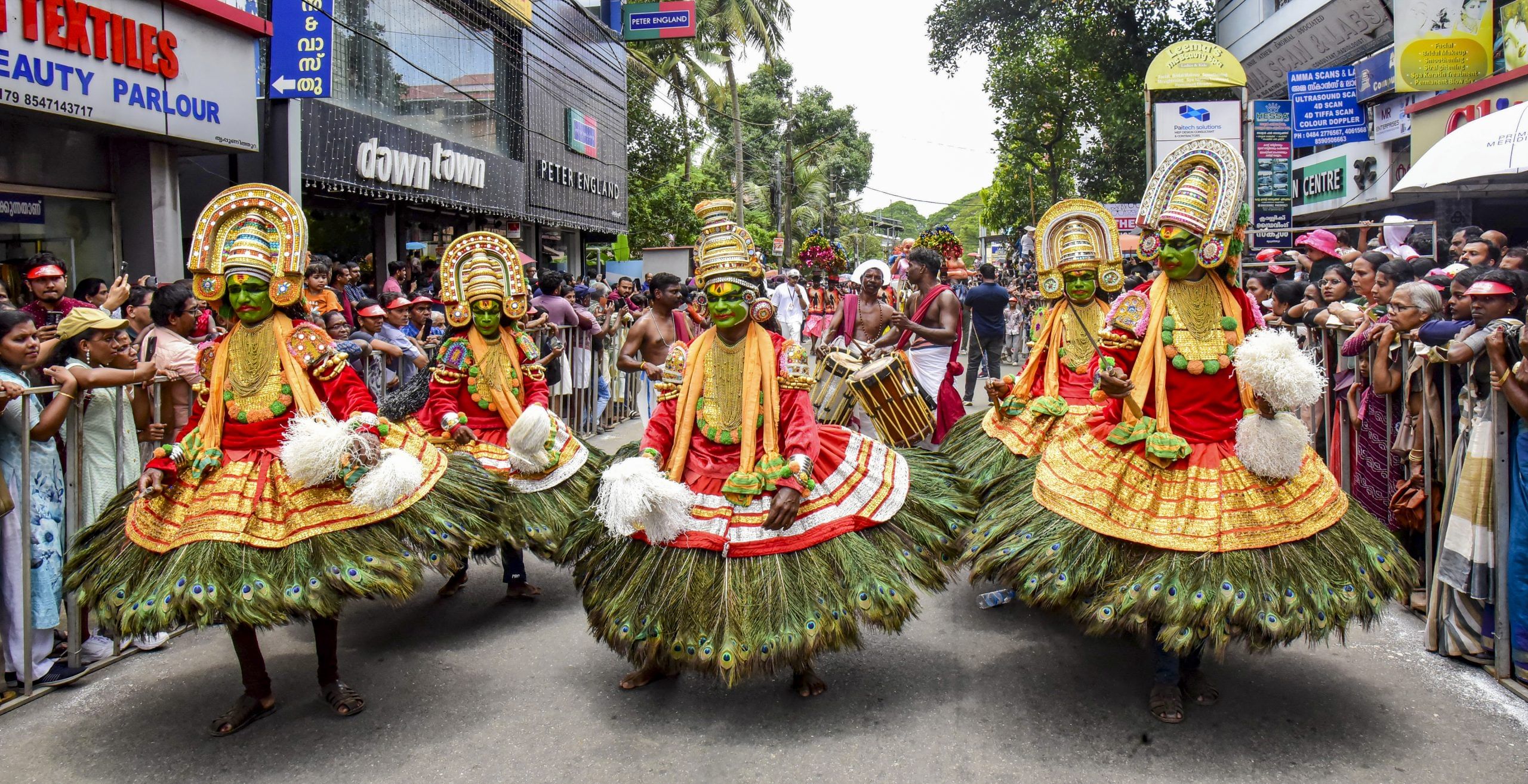 പ്രിയമുള്ളവർക്ക് ഏറ്റവും സുന്ദരമായ ചോതി ദിനാംശംസകൾ. സമ്പൽ സമൃദ്ധിയുള്ള ഒരു ദിനമാവട്ടെ ഇന്ന്, എല്ലാവർക്കും ചോതി ദിനാശംസകൾ. വലിപ്പം വർധിക്കുന്ന അത്തപ്പൂക്കളം പോലെ, നിറങ്ങൾ നിറയുന്ന അത്തപ്പൂക്കളം പോലെ മനസ്സും പോക്കറ്റും എപ്പോഴും നിറഞ്ഞിരിക്കട്ടെ.
