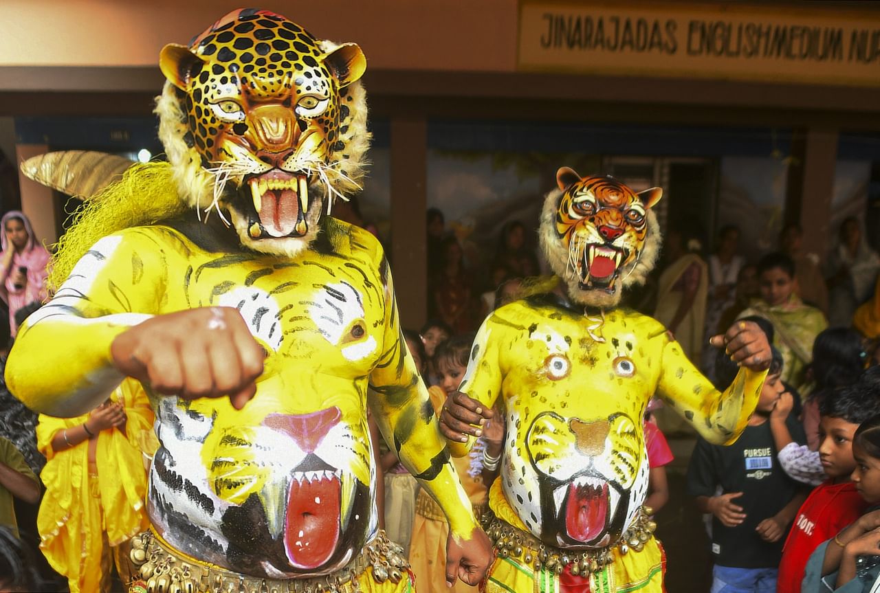 ചിത്തിരയും ചോതിയും ചേർന്ന ഈ അപൂർവ ദിനത്തിൽ ഓണത്തിൻ്റെ ഐശ്വര്യങ്ങളെല്ലാം നിങ്ങൾക്കുണ്ടാവട്ടെ. ചെമ്പരത്തി കൊണ്ടാരംഭിക്കുന്ന വർണപ്പകിട്ട് എന്നും ജീവിതത്തിലുണ്ടാവട്ടെ എന്നാശംസിക്കുന്നു. എൻ്റെ പ്രിയപ്പെട്ടവർക്കെല്ലാം സന്തോഷത്തിൻ്റെയും ഐശ്വര്യത്തിൻ്റെയും ചോതി ആശംസകൾ.