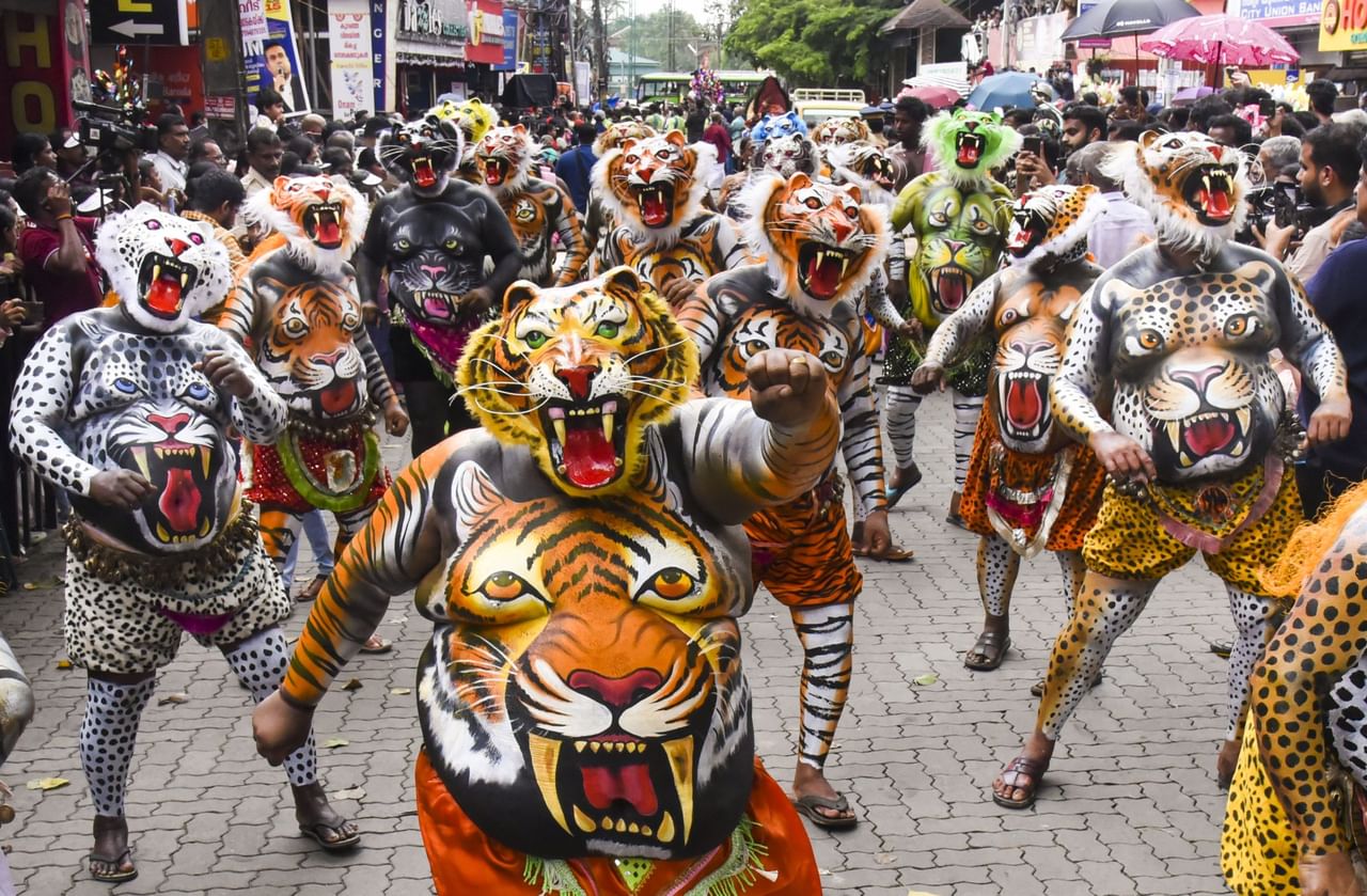 മഴ മാറി തെളിഞ്ഞ കാലാവസ്ഥയിൽ പ്രതീക്ഷയുടെ പുതിയൊരു ദിവസം പുലരുന്നു എന്നാണ് സങ്കല്പം. എന്നാൽ കാലാവസ്ഥ വ്യതിയാനം മൂലം മഴ പൂർണമായും ചിങ്ങത്തിൽ മാറിനിൽക്കുന്നു എന്ന് പറയാൻ കഴിയില്ല. പണ്ടുകാലത്ത് ചിങ്ങമാസം പുലരുമ്പോൾ വീടുകളിലും തൊടികളിലും പൂക്കളും ശലഭങ്ങളും തുമ്പികളും എല്ലാം നിറഞ്ഞിരുന്നു. ഈ സമയത്തെത്തുന്ന തുമ്പികളെ ഓണത്തുമ്പി എന്നും വിളിക്കും. (Image Credits: PTI)