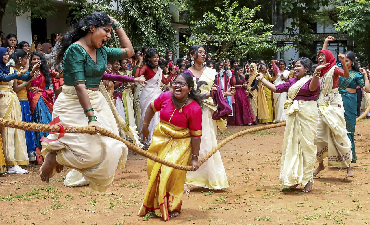 ഘോഷയാത്രയില്‍ 20 നിശ്ചല ദൃശ്യങ്ങളും 300ലേറെ കലാകാരന്മാരും അണിനിരക്കും. ഘോഷയാത്ര പരിഗണിച്ച് തൃപ്പൂണിത്തുറയില്‍ രാവിലെ എട്ട് മണി മുതല്‍ വൈകിട്ട് മൂന്നു മണി വരെ ഗതാഗത നിയന്ത്രണങ്ങളുണ്ട്. സുരക്ഷാക്രമീകരണങ്ങൾക്കായി 450 പൊലീസുകാരെയും സ്ഥലത്ത് വിന്യസിച്ചു.